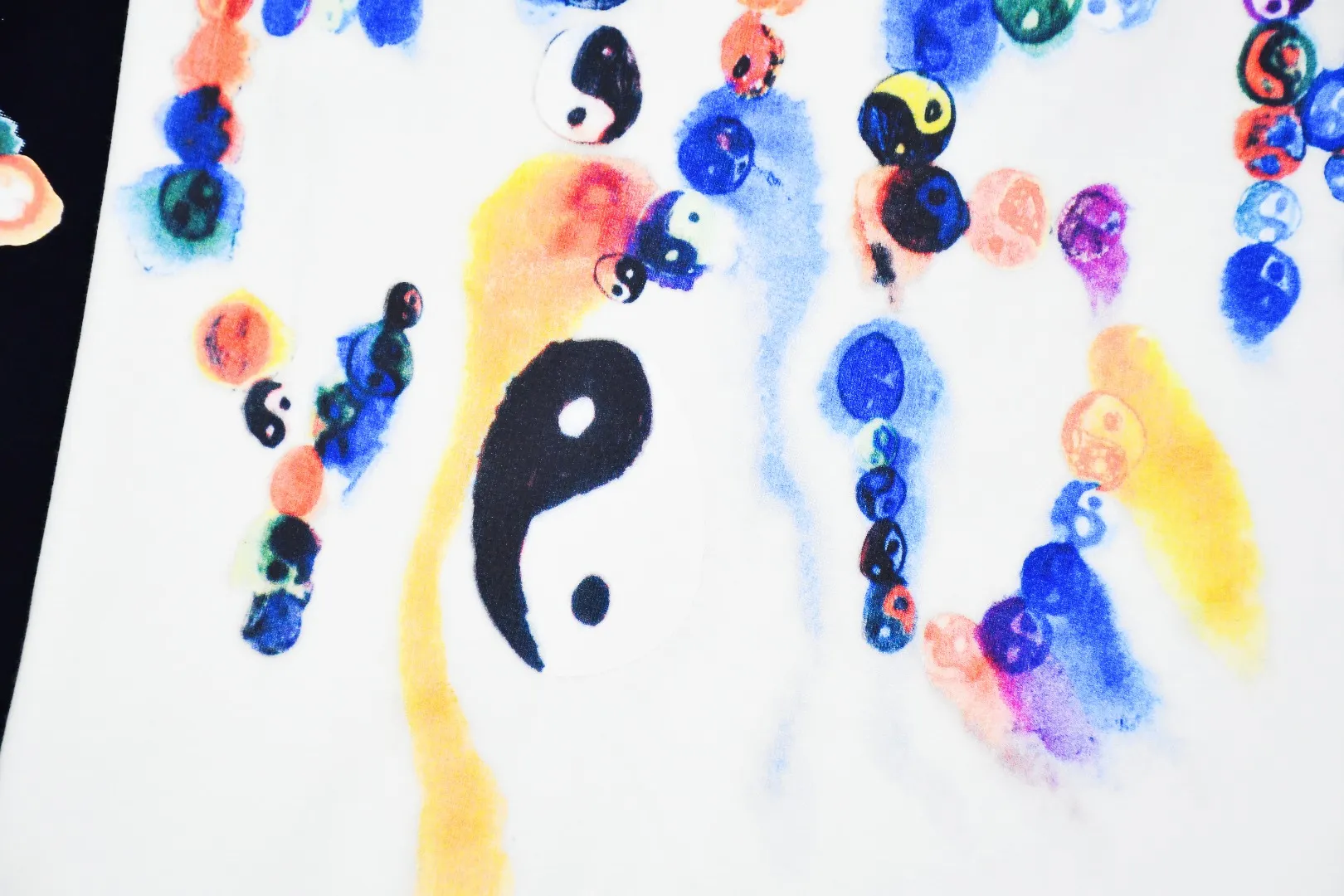 🅿️130 S153 top version Supreme 23FW YIN YANG TEE Yin Yang Tai Chi printed short-sleeved T-shirt. Refuse to look at pictures to make products. Refuse to compare wrong versions. Use cylindrical seamless technology (original technology. There are no stitched bones on the side of the clothes. Key points of identification) The fabrics are all custom-woven and dyed, 280g weight, 100% cotton, cylindrical fabric. Cylindrical fabric is a knitted fabric woven with a cylinder loom. The needles are distributed in a cylindrical shape on the fuselage. The gray fabric is a large cylinder, which needs to be opened and shaped before it can be used further. There are no slits on the side of the clothes, so there is no washing label on the side of ordinary short-sleeves. There is only one collar label behind the neck. The printing uses thermosetting ink printing imported from Belgium (different from conventional thermal transfer printing), also known as plastic ink, or self-adhesive ink. Its ingredients are: mainly composed of polyvinyl chloride (PVC) and phthalates. PVC and phthalates, solid color The thermoset ink is composed of a mixture of agents, stabilizers, and thickeners. It is not the digital direct printing advertised on the market. The printing texture of thermoset ink cannot be achieved by digital direct printing. The collar label has a watermark anti-counterfeiting effect, a real anti-counterfeiting layer, a version with a high probability of passing the inspection, and a high probability of passing the original packaging picture. Size：S-XL