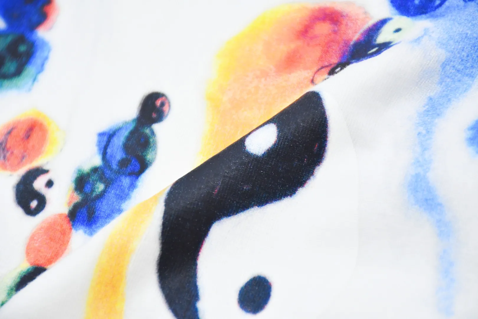 🅿️130 S153 top version Supreme 23FW YIN YANG TEE Yin Yang Tai Chi printed short-sleeved T-shirt. Refuse to look at pictures to make products. Refuse to compare wrong versions. Use cylindrical seamless technology (original technology. There are no stitched bones on the side of the clothes. Key points of identification) The fabrics are all custom-woven and dyed, 280g weight, 100% cotton, cylindrical fabric. Cylindrical fabric is a knitted fabric woven with a cylinder loom. The needles are distributed in a cylindrical shape on the fuselage. The gray fabric is a large cylinder, which needs to be opened and shaped before it can be used further. There are no slits on the side of the clothes, so there is no washing label on the side of ordinary short-sleeves. There is only one collar label behind the neck. The printing uses thermosetting ink printing imported from Belgium (different from conventional thermal transfer printing), also known as plastic ink, or self-adhesive ink. Its ingredients are: mainly composed of polyvinyl chloride (PVC) and phthalates. PVC and phthalates, solid color The thermoset ink is composed of a mixture of agents, stabilizers, and thickeners. It is not the digital direct printing advertised on the market. The printing texture of thermoset ink cannot be achieved by digital direct printing. The collar label has a watermark anti-counterfeiting effect, a real anti-counterfeiting layer, a version with a high probability of passing the inspection, and a high probability of passing the original packaging picture. Size：S-XL