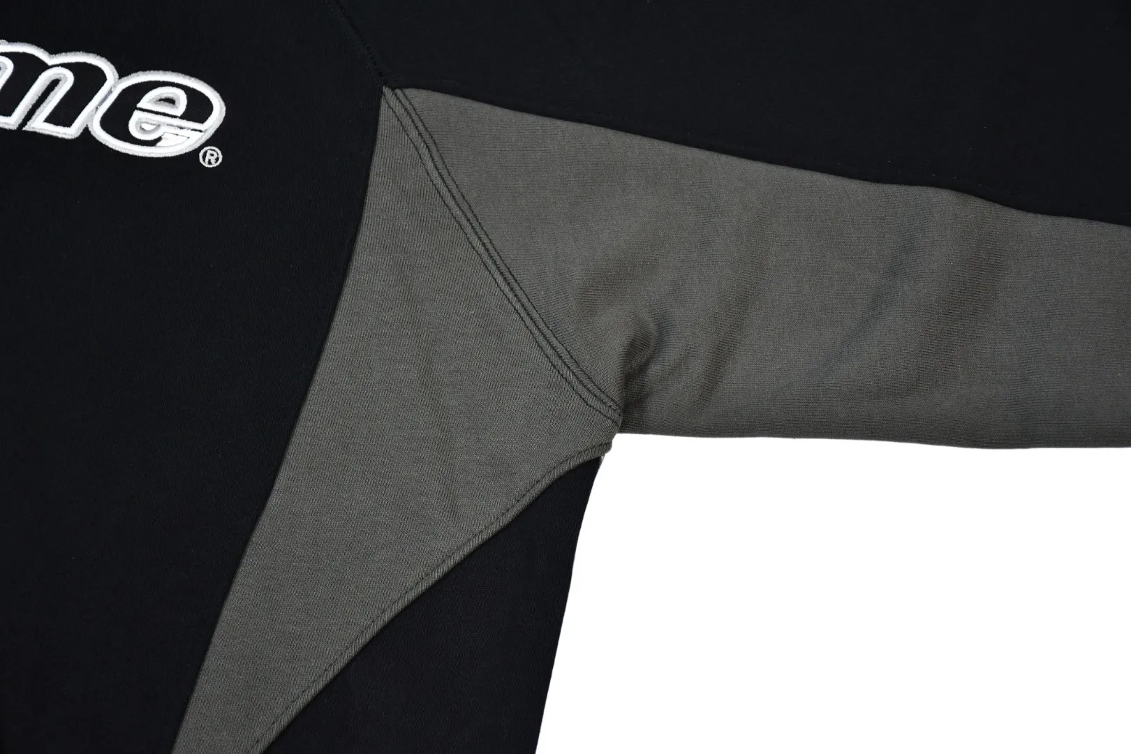 S596💰p400 top version Supreme 24fw DIYISION HOODED spliced embroidered logo sweatshirt 1. Fabric: ZP testing, custom weaving and dyeing, pure cotton 460G plus velvet main fabric, horizontal cutting, side stitching 520G 2X2 thread 2. Embroidery: Embroidery equipment, using Behringer BEKS-Y924 machine 3. Sewing process: Twelve places on the whole garment are made of four-needle and six-thread boneless splicing technology, processed by experienced foreign trade factories (ordinary factories cannot do it) 4. Hem and cuffs: all use 520G inelastic threads (low-end products use elastic threads to cause the hem and cuffs to appear wavy) 5. Customized ZP main label/wash mark/tag/packaging bag (equipped with an extra-large thickened handbag) Size: S~XL