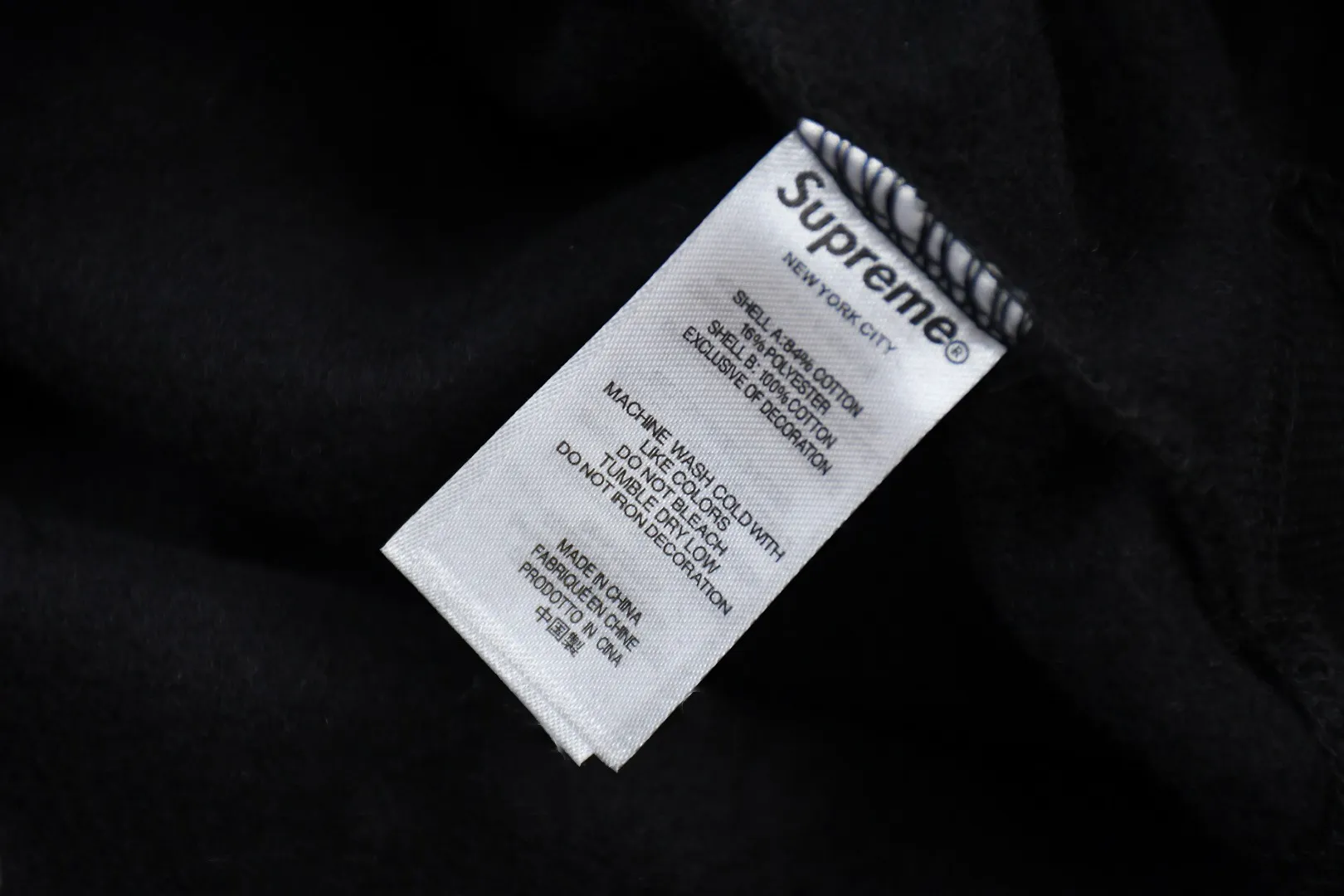 S596💰p400 top version Supreme 24fw DIYISION HOODED spliced embroidered logo sweatshirt 1. Fabric: ZP testing, custom weaving and dyeing, pure cotton 460G plus velvet main fabric, horizontal cutting, side stitching 520G 2X2 thread 2. Embroidery: Embroidery equipment, using Behringer BEKS-Y924 machine 3. Sewing process: Twelve places on the whole garment are made of four-needle and six-thread boneless splicing technology, processed by experienced foreign trade factories (ordinary factories cannot do it) 4. Hem and cuffs: all use 520G inelastic threads (low-end products use elastic threads to cause the hem and cuffs to appear wavy) 5. Customized ZP main label/wash mark/tag/packaging bag (equipped with an extra-large thickened handbag) Size: S~XL