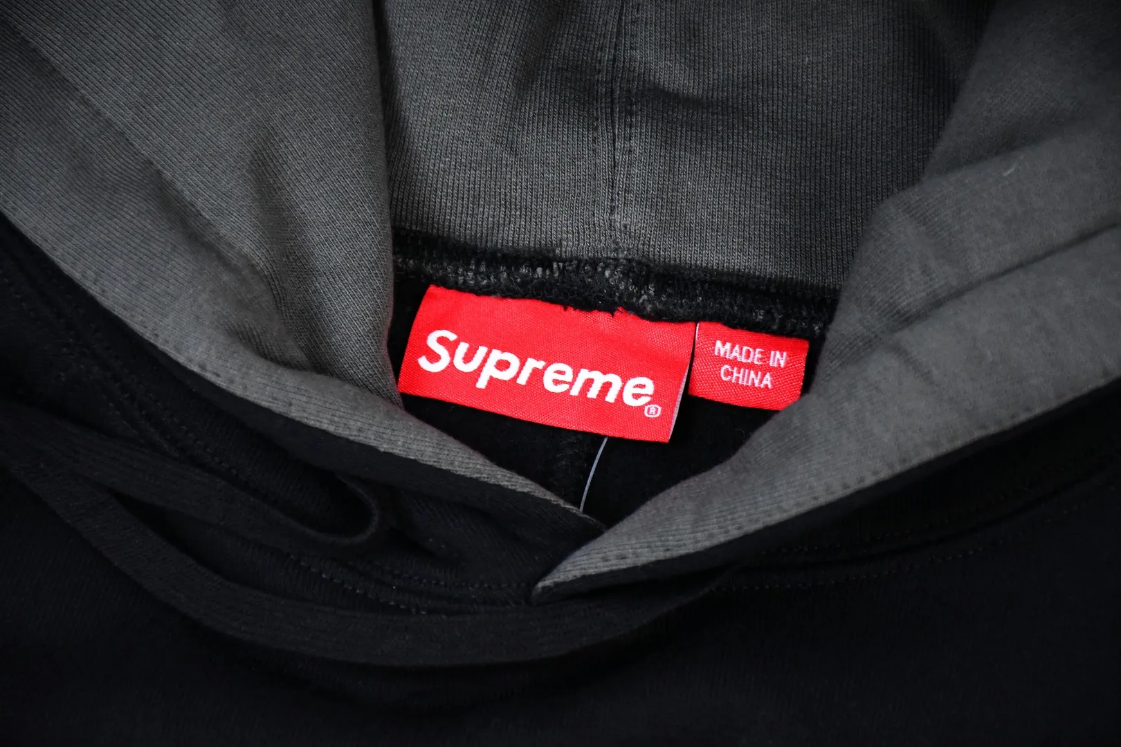 S596💰p400 top version Supreme 24fw DIYISION HOODED spliced embroidered logo sweatshirt 1. Fabric: ZP testing, custom weaving and dyeing, pure cotton 460G plus velvet main fabric, horizontal cutting, side stitching 520G 2X2 thread 2. Embroidery: Embroidery equipment, using Behringer BEKS-Y924 machine 3. Sewing process: Twelve places on the whole garment are made of four-needle and six-thread boneless splicing technology, processed by experienced foreign trade factories (ordinary factories cannot do it) 4. Hem and cuffs: all use 520G inelastic threads (low-end products use elastic threads to cause the hem and cuffs to appear wavy) 5. Customized ZP main label/wash mark/tag/packaging bag (equipped with an extra-large thickened handbag) Size: S~XL