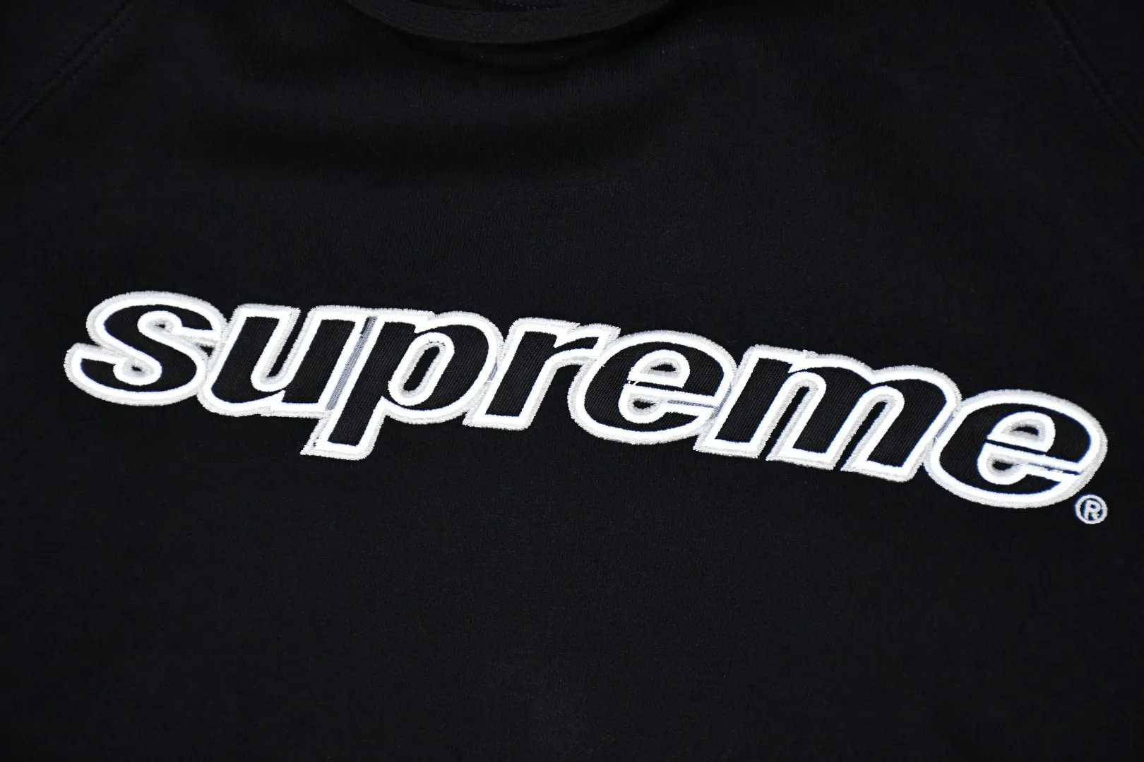 S596💰p400 top version Supreme 24fw DIYISION HOODED spliced embroidered logo sweatshirt 1. Fabric: ZP testing, custom weaving and dyeing, pure cotton 460G plus velvet main fabric, horizontal cutting, side stitching 520G 2X2 thread 2. Embroidery: Embroidery equipment, using Behringer BEKS-Y924 machine 3. Sewing process: Twelve places on the whole garment are made of four-needle and six-thread boneless splicing technology, processed by experienced foreign trade factories (ordinary factories cannot do it) 4. Hem and cuffs: all use 520G inelastic threads (low-end products use elastic threads to cause the hem and cuffs to appear wavy) 5. Customized ZP main label/wash mark/tag/packaging bag (equipped with an extra-large thickened handbag) Size: S~XL