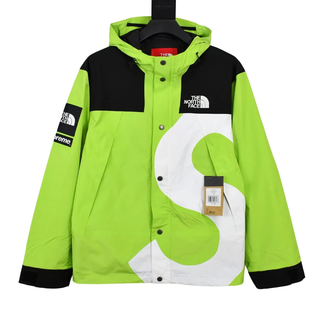 🅿️720 MX06 MAX/top version, exclusive quality on the entire network, ZP player-specified version, correct alignment in the entire frame, Supreme FW20 Week 10 x TNF S Logo Mountain, North Face Big S joint-branded jacket, correct alignment in the entire frame (alignment of the S letter and buttons, compare the front view of the official website by yourself), a true jacket, waterproof, windproof, breathable, and warm. There are a total of 8 YKK zippers, and the eight are divided into three different types of zippers/sliders, including placket, one No. 5 resin zipper, outer pockets and sleeves, four No. 3 resin zippers, three reverse-pull metal zippers inside, hidden zippers on both sides of the pockets and sleeves. Professional grade waterproof coating fabric, full body laminated professional waterproof coating, first-class waterproof effect, built-in thin velvet, excellent warmth and wind protection, and perfect breathability. Polyamide fiber component dispersed fuel printing red After the outer screen positioning and digital printing, the pieces were cut. More than 20 plates were opened, and the printing was cut and printed by size. Each size and each part required workers to cut according to the pattern. It was time-consuming and labor-intensive, and the labor cost was extremely high. Four-color inks were imported from Belgium. Automatic identification, a total of four sizes, the large S of the entire dress is complete, all counter-sewing, meticulous, embroidered R letter with elephant legs, embroidery is more full and exquisite, embroidery details are perfect, accessories, laser markings, etc. are all available S~XL