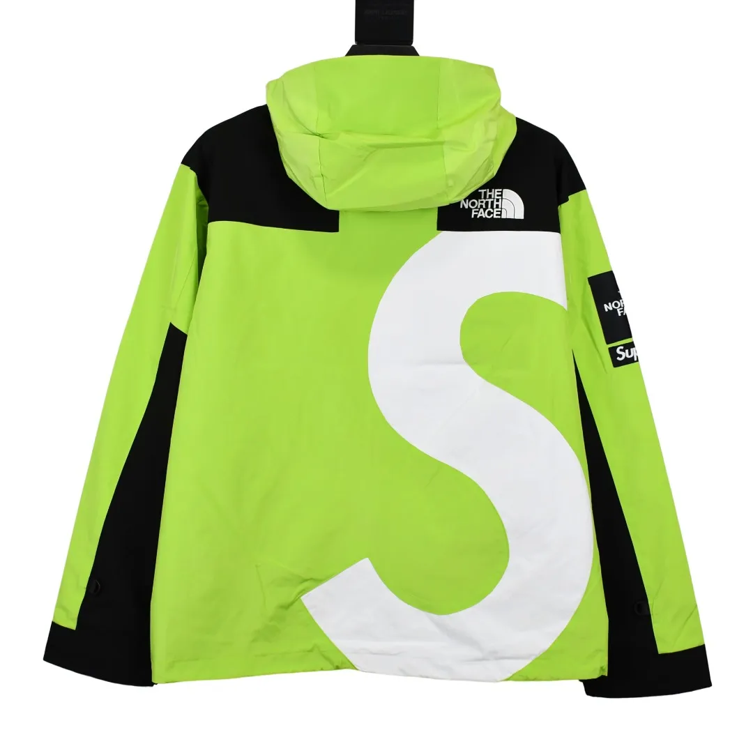 🅿️720 MX06 MAX/top version, exclusive quality on the entire network, ZP player-specified version, correct alignment in the entire frame, Supreme FW20 Week 10 x TNF S Logo Mountain, North Face Big S joint-branded jacket, correct alignment in the entire frame (alignment of the S letter and buttons, compare the front view of the official website by yourself), a true jacket, waterproof, windproof, breathable, and warm. There are a total of 8 YKK zippers, and the eight are divided into three different types of zippers/sliders, including placket, one No. 5 resin zipper, outer pockets and sleeves, four No. 3 resin zippers, three reverse-pull metal zippers inside, hidden zippers on both sides of the pockets and sleeves. Professional grade waterproof coating fabric, full body laminated professional waterproof coating, first-class waterproof effect, built-in thin velvet, excellent warmth and wind protection, and perfect breathability. Polyamide fiber component dispersed fuel printing red After the outer screen positioning and digital printing, the pieces were cut. More than 20 plates were opened, and the printing was cut and printed by size. Each size and each part required workers to cut according to the pattern. It was time-consuming and labor-intensive, and the labor cost was extremely high. Four-color inks were imported from Belgium. Automatic identification, a total of four sizes, the large S of the entire dress is complete, all counter-sewing, meticulous, embroidered R letter with elephant legs, embroidery is more full and exquisite, embroidery details are perfect, accessories, laser markings, etc. are all available S~XL