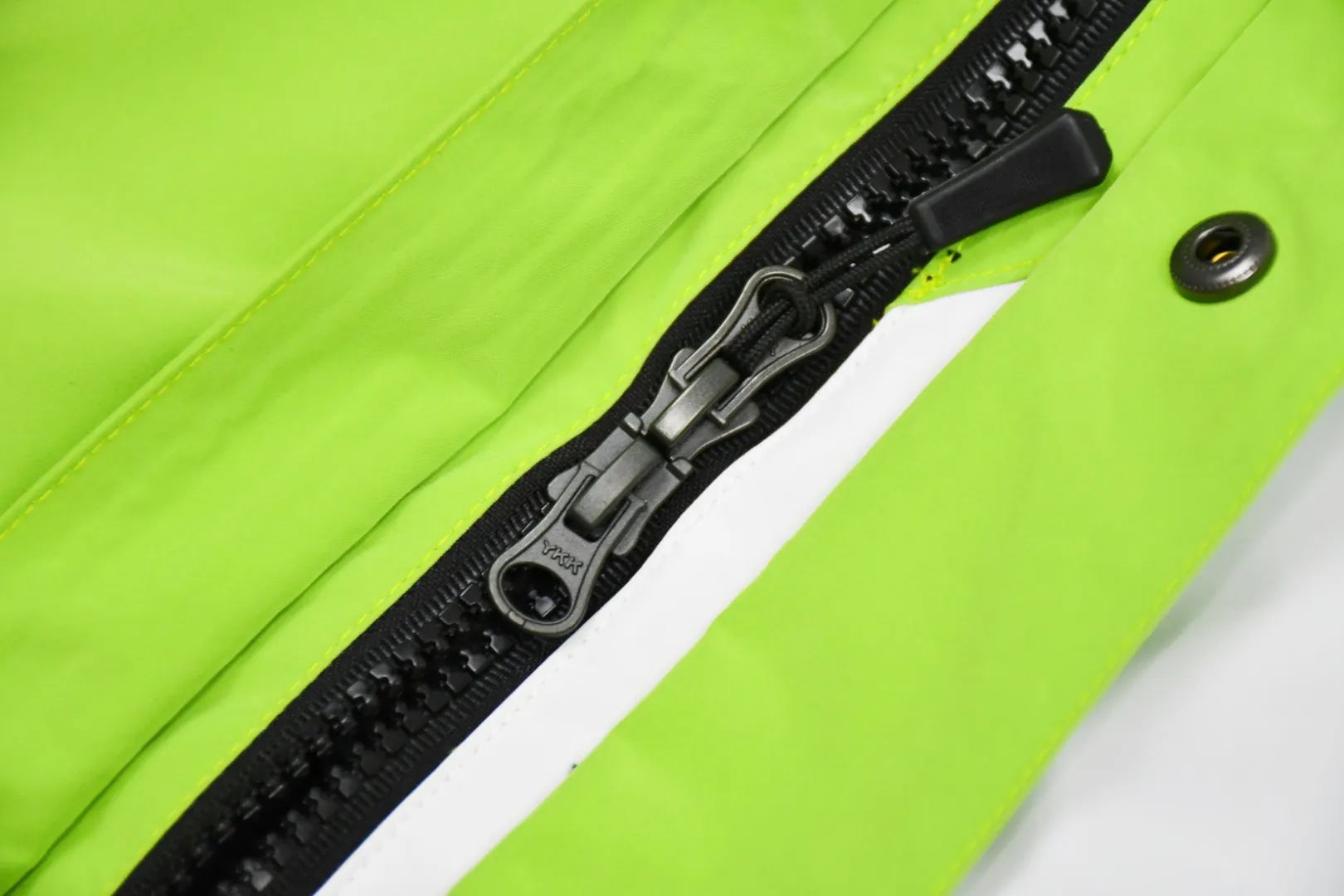 🅿️720 MX06 MAX/top version, exclusive quality on the entire network, ZP player-specified version, correct alignment in the entire frame, Supreme FW20 Week 10 x TNF S Logo Mountain, North Face Big S joint-branded jacket, correct alignment in the entire frame (alignment of the S letter and buttons, compare the front view of the official website by yourself), a true jacket, waterproof, windproof, breathable, and warm. There are a total of 8 YKK zippers, and the eight are divided into three different types of zippers/sliders, including placket, one No. 5 resin zipper, outer pockets and sleeves, four No. 3 resin zippers, three reverse-pull metal zippers inside, hidden zippers on both sides of the pockets and sleeves. Professional grade waterproof coating fabric, full body laminated professional waterproof coating, first-class waterproof effect, built-in thin velvet, excellent warmth and wind protection, and perfect breathability. Polyamide fiber component dispersed fuel printing red After the outer screen positioning and digital printing, the pieces were cut. More than 20 plates were opened, and the printing was cut and printed by size. Each size and each part required workers to cut according to the pattern. It was time-consuming and labor-intensive, and the labor cost was extremely high. Four-color inks were imported from Belgium. Automatic identification, a total of four sizes, the large S of the entire dress is complete, all counter-sewing, meticulous, embroidered R letter with elephant legs, embroidery is more full and exquisite, embroidery details are perfect, accessories, laser markings, etc. are all available S~XL