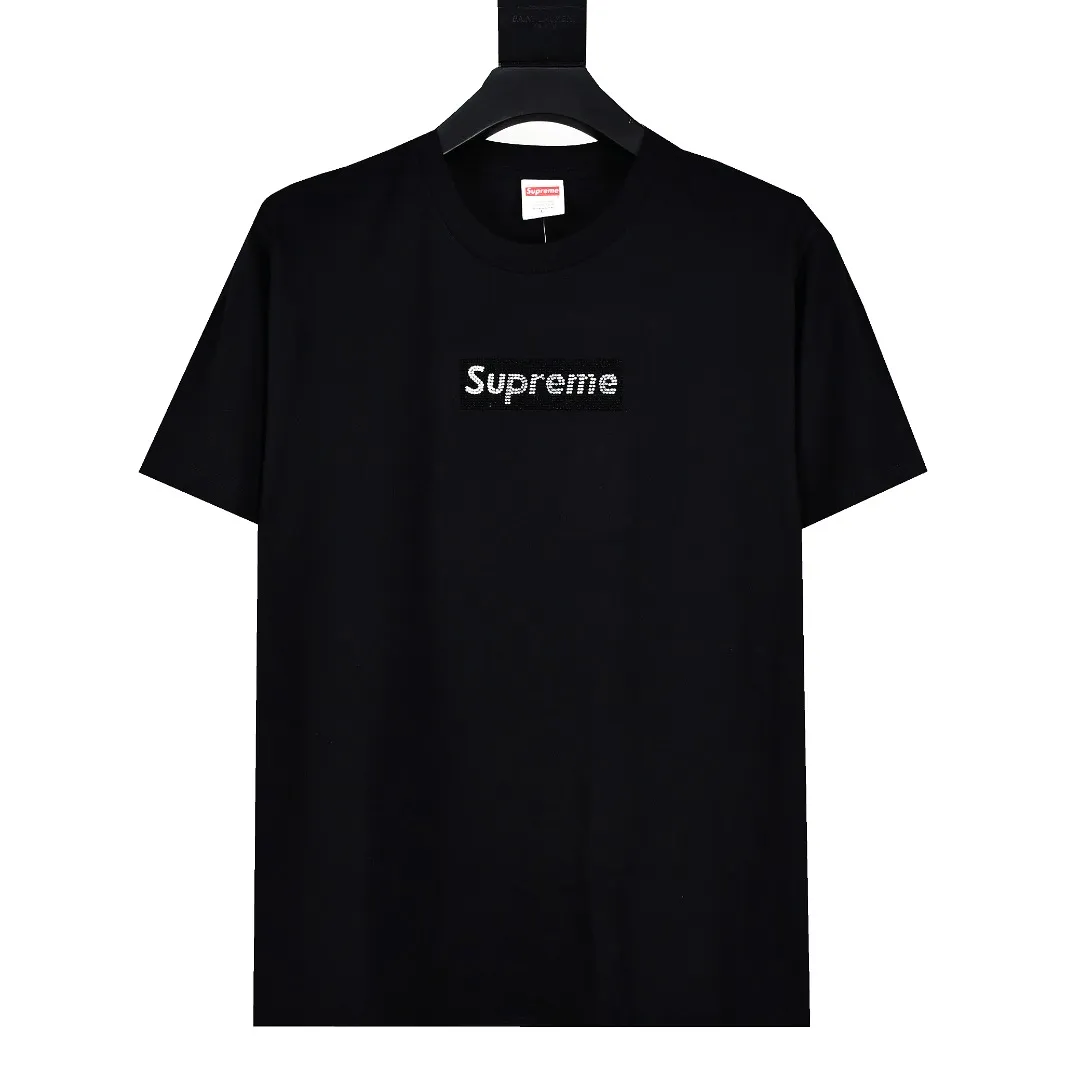 🅿️120 S33 top version Supreme Swarovski Box Logo Tee 25th Anniversary Swarovski short-sleeved T-shirt 1. Using cylindrical seamless technology (the original technology has no gaps on the sides of the clothes) The fabrics are all custom-woven and dyed, 280g weight, 100% cotton, cylindrical fabric. The cylindrical fabric is a knitted fabric woven with a cylinder loom. The needles are distributed in a cylindrical shape on the fuselage. The gray fabric is a large cylinder, which needs to be opened and shaped before further use. That is, there are no slits on the side of the clothes, so there is no washing label on the side of ordinary short-sleeves. There is only one collar label behind the neck. 2. Hot rhinestones. The number, size and alignment are all consistent with YB. The machine adopts German ultrasonic hot drilling machine or hot sheet welding machine. Its principle is to use the ultrasonic host to output ultrasonic piezoelectric signals, convert the ultrasonic piezoelectric signals into mechanical energy through the piezoelectric transducer, and then push the workpiece to rub against the pasting surface at high speed. The heat generated by the friction of the workpiece quickly melts the rubber on the contact surface and combines them into one, thereby achieving the purpose of pasting. Since the pasting accessories are directly fused with the bonding surface, the pasting structure is very strong and is not easy to come off. 3. The collar label has a watermark anti-counterfeiting effect, a real anti-counterfeiting layer, and has a high probability of passing the inspection version, and the original packaging picture has a high probability of passing. 4. Equipped with YB packaging bag, handbag, color: black and white, size: S~XL