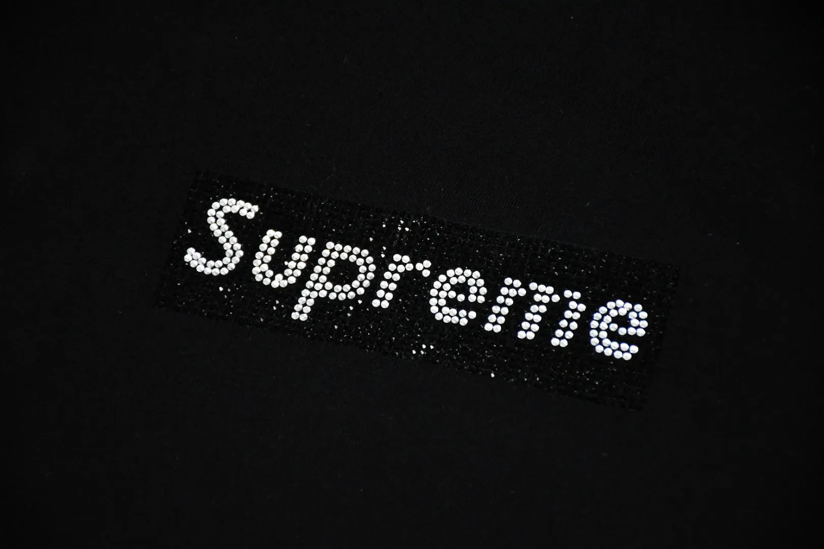 🅿️120 S33 top version Supreme Swarovski Box Logo Tee 25th Anniversary Swarovski short-sleeved T-shirt 1. Using cylindrical seamless technology (the original technology has no gaps on the sides of the clothes) The fabrics are all custom-woven and dyed, 280g weight, 100% cotton, cylindrical fabric. The cylindrical fabric is a knitted fabric woven with a cylinder loom. The needles are distributed in a cylindrical shape on the fuselage. The gray fabric is a large cylinder, which needs to be opened and shaped before further use. That is, there are no slits on the side of the clothes, so there is no washing label on the side of ordinary short-sleeves. There is only one collar label behind the neck. 2. Hot rhinestones. The number, size and alignment are all consistent with YB. The machine adopts German ultrasonic hot drilling machine or hot sheet welding machine. Its principle is to use the ultrasonic host to output ultrasonic piezoelectric signals, convert the ultrasonic piezoelectric signals into mechanical energy through the piezoelectric transducer, and then push the workpiece to rub against the pasting surface at high speed. The heat generated by the friction of the workpiece quickly melts the rubber on the contact surface and combines them into one, thereby achieving the purpose of pasting. Since the pasting accessories are directly fused with the bonding surface, the pasting structure is very strong and is not easy to come off. 3. The collar label has a watermark anti-counterfeiting effect, a real anti-counterfeiting layer, and has a high probability of passing the inspection version, and the original packaging picture has a high probability of passing. 4. Equipped with YB packaging bag, handbag, color: black and white, size: S~XL