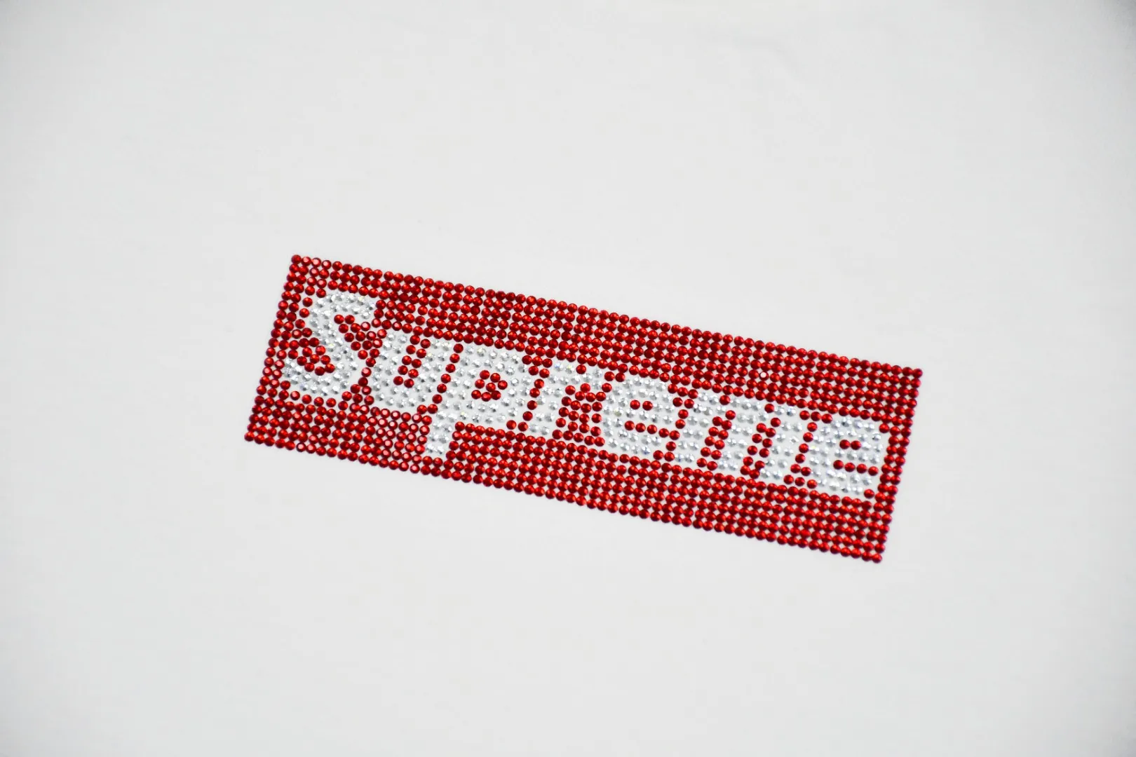 🅿️120 S33 top version Supreme Swarovski Box Logo Tee 25th Anniversary Swarovski short-sleeved T-shirt 1. Using cylindrical seamless technology (the original technology has no gaps on the sides of the clothes) The fabrics are all custom-woven and dyed, 280g weight, 100% cotton, cylindrical fabric. The cylindrical fabric is a knitted fabric woven with a cylinder loom. The needles are distributed in a cylindrical shape on the fuselage. The gray fabric is a large cylinder, which needs to be opened and shaped before further use. That is, there are no slits on the side of the clothes, so there is no washing label on the side of ordinary short-sleeves. There is only one collar label behind the neck. 2. Hot rhinestones. The number, size and alignment are all consistent with YB. The machine adopts German ultrasonic hot drilling machine or hot sheet welding machine. Its principle is to use the ultrasonic host to output ultrasonic piezoelectric signals, convert the ultrasonic piezoelectric signals into mechanical energy through the piezoelectric transducer, and then push the workpiece to rub against the pasting surface at high speed. The heat generated by the friction of the workpiece quickly melts the rubber on the contact surface and combines them into one, thereby achieving the purpose of pasting. Since the pasting accessories are directly fused with the bonding surface, the pasting structure is very strong and is not easy to come off. 3. The collar label has a watermark anti-counterfeiting effect, a real anti-counterfeiting layer, and has a high probability of passing the inspection version, and the original packaging picture has a high probability of passing. 4. Equipped with YB packaging bag, handbag, color: black and white, size: S~XL