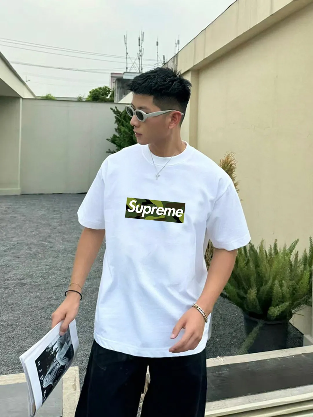 P150 Supreme Big LOGO short-sleeved T-shirt is made of 250g Solona fabric. The whole piece is made of three-needle five-thread craftsmanship. The neckline-shoulder seam-sleeve seam is double-lined, which looks more three-dimensional and textured. The craftsmanship is consistent with the authentic original version, and the classic version is free to compare. M L XL XXL