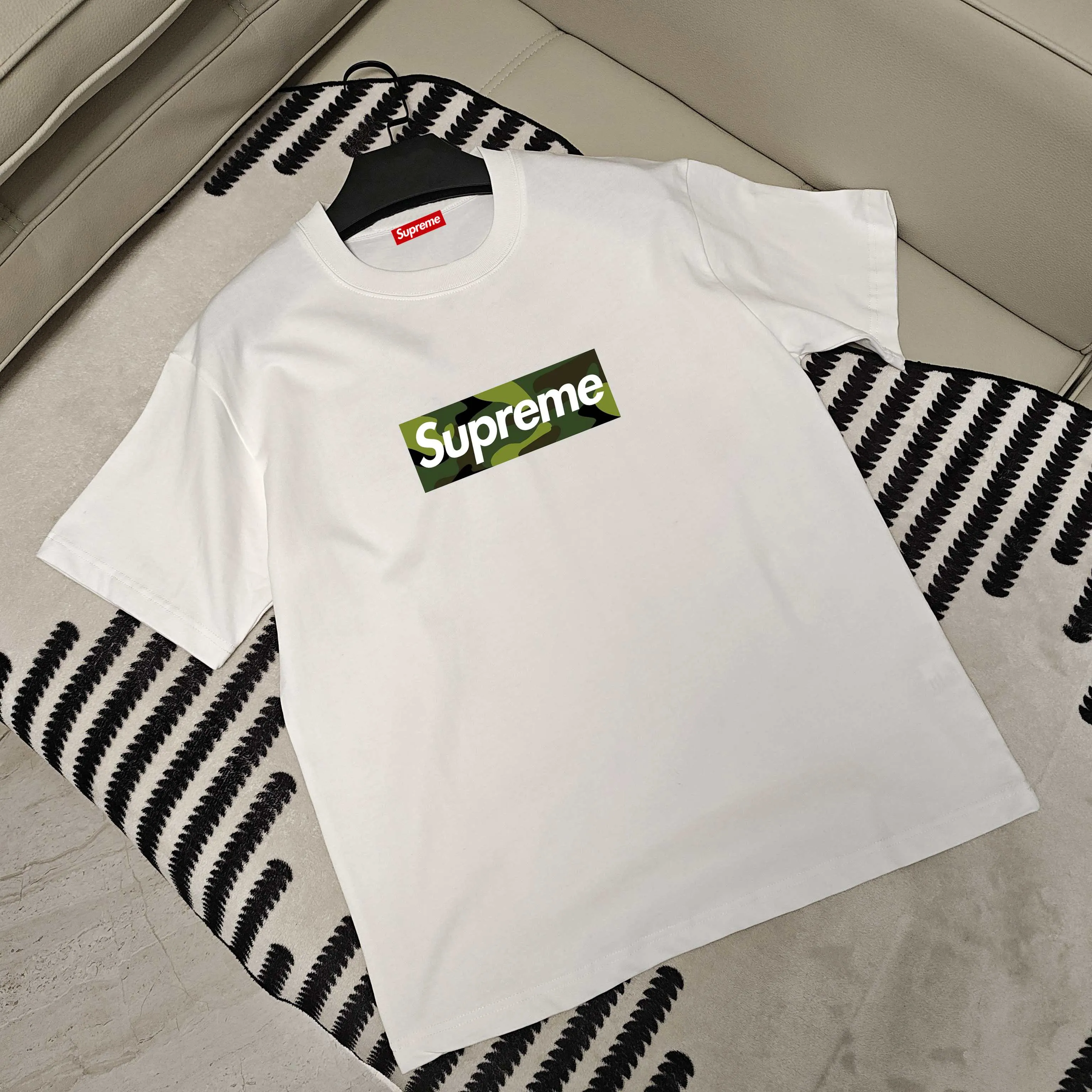 P150 Supreme Big LOGO short-sleeved T-shirt is made of 250g Solona fabric. The whole piece is made of three-needle five-thread craftsmanship. The neckline-shoulder seam-sleeve seam is double-lined, which looks more three-dimensional and textured. The craftsmanship is consistent with the authentic original version, and the classic version is free to compare. M L XL XXL