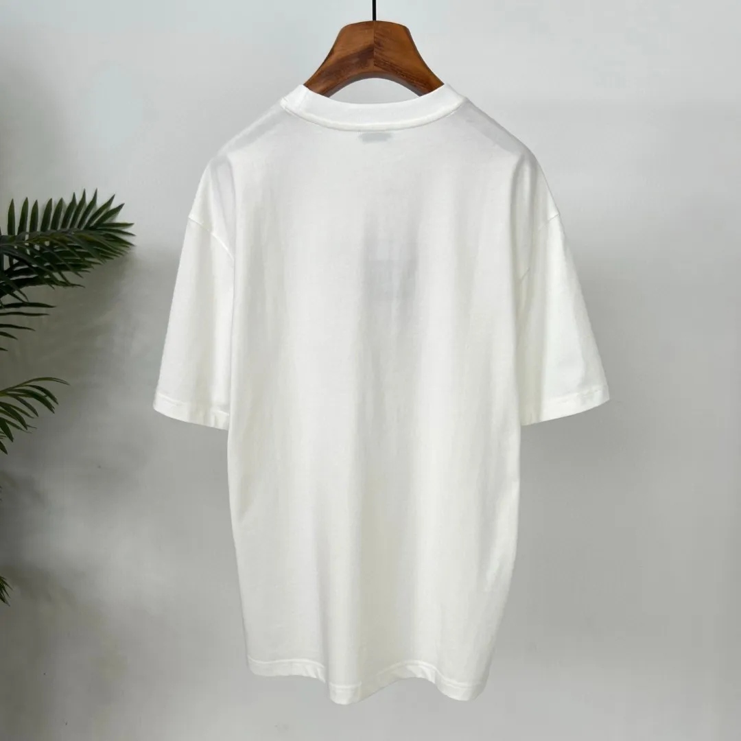 P150 Supreme Big LOGO short-sleeved T-shirt is made of 250g Solona fabric. The whole piece is made of three-needle five-thread craftsmanship. The neckline-shoulder seam-sleeve seam is double-lined, which looks more three-dimensional and textured. The craftsmanship is consistent with the authentic original version, and the classic version is free to compare. M L XL XXL