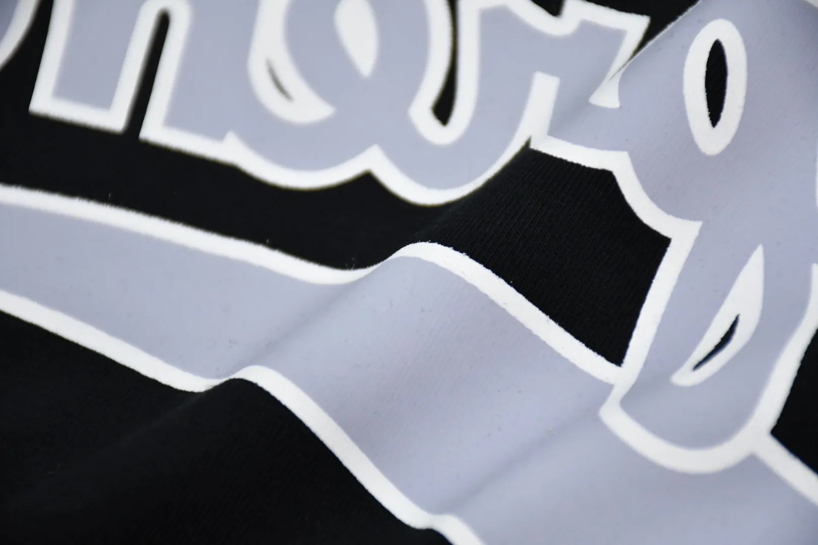 S378💰p136 Top version Supreme 24ss BACKWARDS LOGO printed short-sleeved T-shirt. Refuse to look at pictures to make goods. Refuse to compare with wrong versions. Use cylindrical seamless process (original process. There are no stitched bones on the side of the clothes. Key points of identification) The fabrics are all custom-woven and dyed, 280g weight, 100% cotton, cylindrical fabric. Cylindrical fabric is a knitted fabric woven with a cylinder loom. The needles are distributed in a cylindrical shape on the fuselage. The gray fabric is a large cylinder, which needs to be opened and shaped before it can be used further. There are no slits on the side of the clothes, so there is no washing label on the side of ordinary short-sleeves. There is only one collar label behind the neck. The printing uses thermosetting ink printing imported from Belgium (different from conventional heat transfer printing), also known as plastic ink, or self-adhesive ink. Its ingredients are: mainly composed of polyvinyl chloride (PVC) and phthalates. PVC and phthalates, solid color The thermosetting ink is composed of a mixture of agents, stabilizers, and thickeners. It is not the digital direct printing marketed on the market. The printing texture of thermosetting ink cannot be achieved by digital direct printing. The collar label has a watermark anti-counterfeiting effect, a real anti-counterfeiting layer, a version with a high probability of passing the inspection, and the original packaging picture has a high probability of passing the test. Size：S-XL