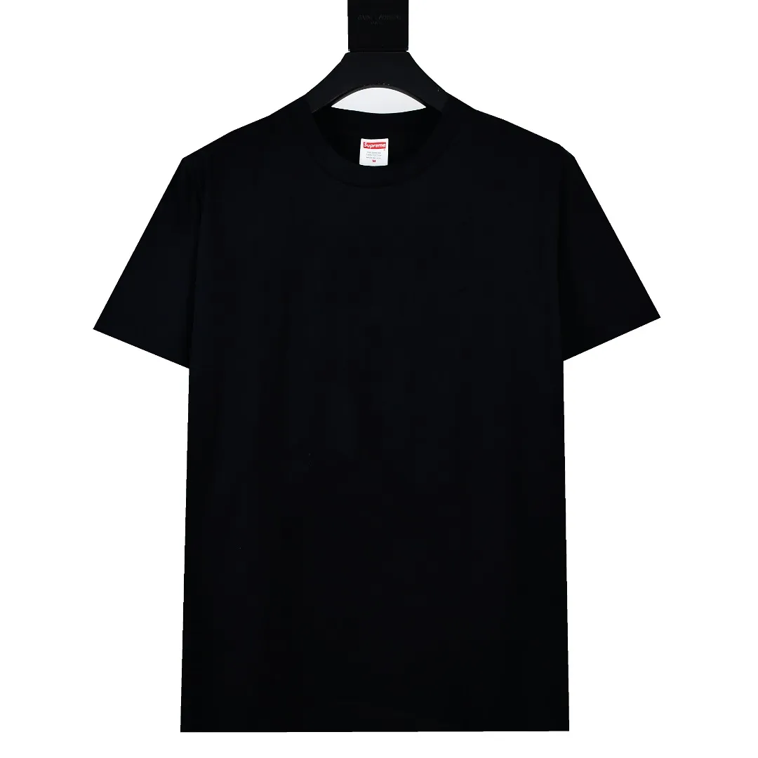 S378💰p136 Top version Supreme 24ss BACKWARDS LOGO printed short-sleeved T-shirt. Refuse to look at pictures to make goods. Refuse to compare with wrong versions. Use cylindrical seamless process (original process. There are no stitched bones on the side of the clothes. Key points of identification) The fabrics are all custom-woven and dyed, 280g weight, 100% cotton, cylindrical fabric. Cylindrical fabric is a knitted fabric woven with a cylinder loom. The needles are distributed in a cylindrical shape on the fuselage. The gray fabric is a large cylinder, which needs to be opened and shaped before it can be used further. There are no slits on the side of the clothes, so there is no washing label on the side of ordinary short-sleeves. There is only one collar label behind the neck. The printing uses thermosetting ink printing imported from Belgium (different from conventional heat transfer printing), also known as plastic ink, or self-adhesive ink. Its ingredients are: mainly composed of polyvinyl chloride (PVC) and phthalates. PVC and phthalates, solid color The thermosetting ink is composed of a mixture of agents, stabilizers, and thickeners. It is not the digital direct printing marketed on the market. The printing texture of thermosetting ink cannot be achieved by digital direct printing. The collar label has a watermark anti-counterfeiting effect, a real anti-counterfeiting layer, a version with a high probability of passing the inspection, and the original packaging picture has a high probability of passing the test. Size：S-XL