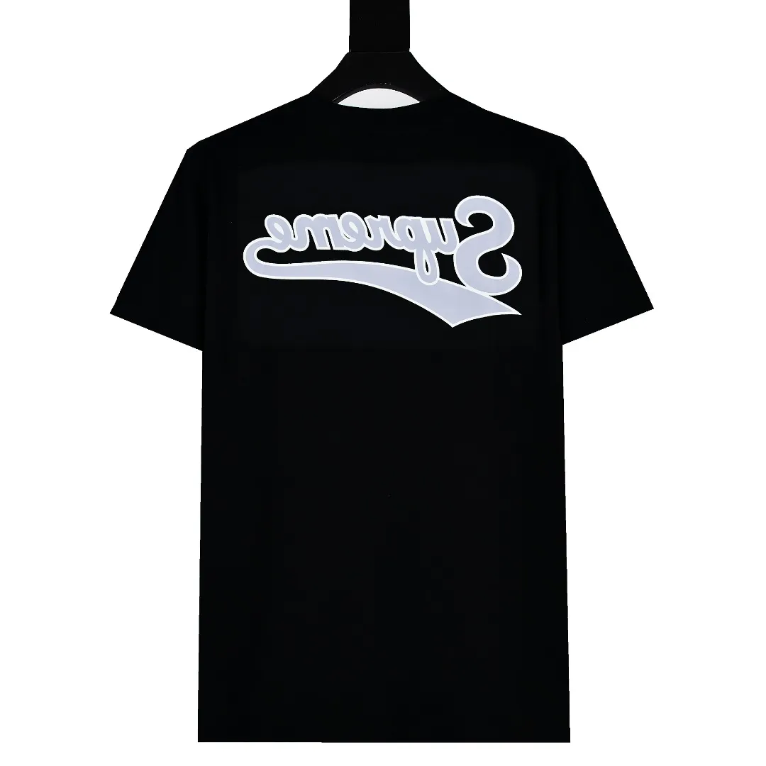 S378💰p136 Top version Supreme 24ss BACKWARDS LOGO printed short-sleeved T-shirt. Refuse to look at pictures to make goods. Refuse to compare with wrong versions. Use cylindrical seamless process (original process. There are no stitched bones on the side of the clothes. Key points of identification) The fabrics are all custom-woven and dyed, 280g weight, 100% cotton, cylindrical fabric. Cylindrical fabric is a knitted fabric woven with a cylinder loom. The needles are distributed in a cylindrical shape on the fuselage. The gray fabric is a large cylinder, which needs to be opened and shaped before it can be used further. There are no slits on the side of the clothes, so there is no washing label on the side of ordinary short-sleeves. There is only one collar label behind the neck. The printing uses thermosetting ink printing imported from Belgium (different from conventional heat transfer printing), also known as plastic ink, or self-adhesive ink. Its ingredients are: mainly composed of polyvinyl chloride (PVC) and phthalates. PVC and phthalates, solid color The thermosetting ink is composed of a mixture of agents, stabilizers, and thickeners. It is not the digital direct printing marketed on the market. The printing texture of thermosetting ink cannot be achieved by digital direct printing. The collar label has a watermark anti-counterfeiting effect, a real anti-counterfeiting layer, a version with a high probability of passing the inspection, and the original packaging picture has a high probability of passing the test. Size：S-XL