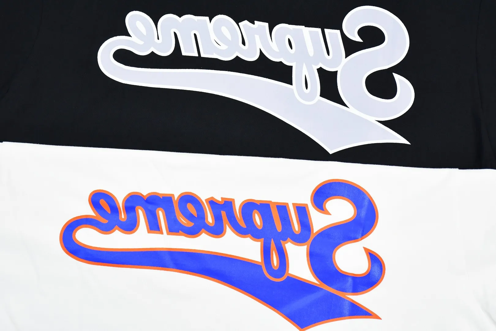 S378💰p136 Top version Supreme 24ss BACKWARDS LOGO printed short-sleeved T-shirt. Refuse to look at pictures to make goods. Refuse to compare with wrong versions. Use cylindrical seamless process (original process. There are no stitched bones on the side of the clothes. Key points of identification) The fabrics are all custom-woven and dyed, 280g weight, 100% cotton, cylindrical fabric. Cylindrical fabric is a knitted fabric woven with a cylinder loom. The needles are distributed in a cylindrical shape on the fuselage. The gray fabric is a large cylinder, which needs to be opened and shaped before it can be used further. There are no slits on the side of the clothes, so there is no washing label on the side of ordinary short-sleeves. There is only one collar label behind the neck. The printing uses thermosetting ink printing imported from Belgium (different from conventional heat transfer printing), also known as plastic ink, or self-adhesive ink. Its ingredients are: mainly composed of polyvinyl chloride (PVC) and phthalates. PVC and phthalates, solid color The thermosetting ink is composed of a mixture of agents, stabilizers, and thickeners. It is not the digital direct printing marketed on the market. The printing texture of thermosetting ink cannot be achieved by digital direct printing. The collar label has a watermark anti-counterfeiting effect, a real anti-counterfeiting layer, a version with a high probability of passing the inspection, and the original packaging picture has a high probability of passing the test. Size：S-XL
