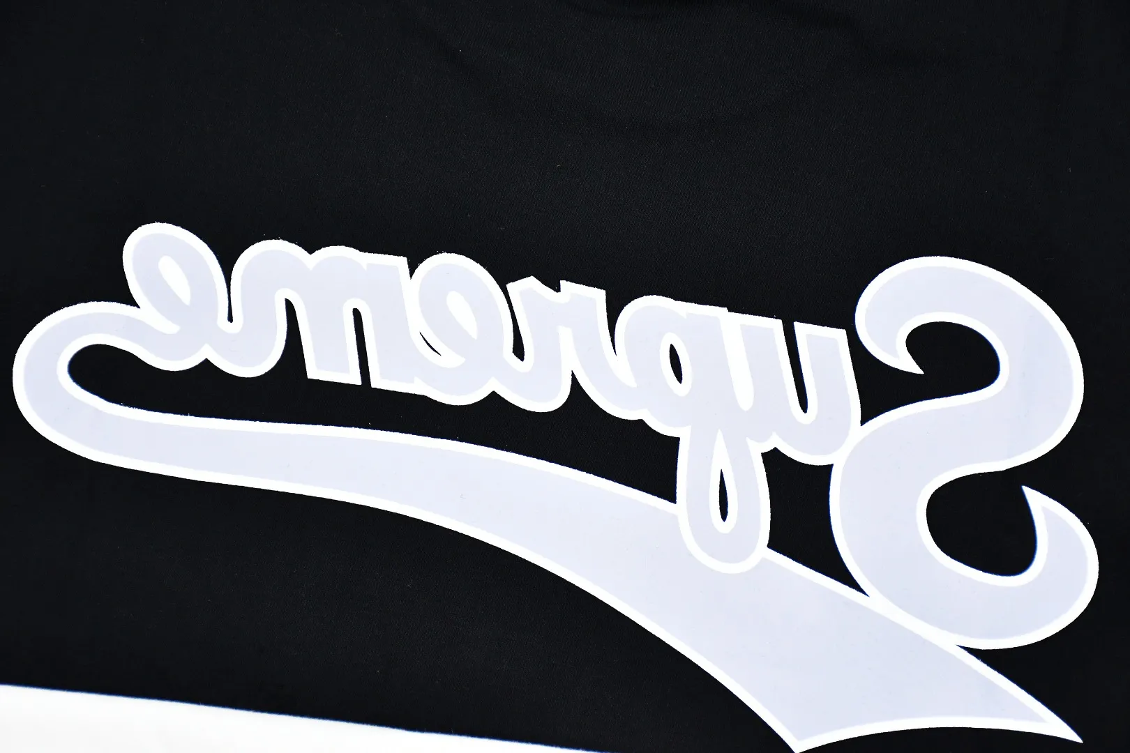 S378💰p136 Top version Supreme 24ss BACKWARDS LOGO printed short-sleeved T-shirt. Refuse to look at pictures to make goods. Refuse to compare with wrong versions. Use cylindrical seamless process (original process. There are no stitched bones on the side of the clothes. Key points of identification) The fabrics are all custom-woven and dyed, 280g weight, 100% cotton, cylindrical fabric. Cylindrical fabric is a knitted fabric woven with a cylinder loom. The needles are distributed in a cylindrical shape on the fuselage. The gray fabric is a large cylinder, which needs to be opened and shaped before it can be used further. There are no slits on the side of the clothes, so there is no washing label on the side of ordinary short-sleeves. There is only one collar label behind the neck. The printing uses thermosetting ink printing imported from Belgium (different from conventional heat transfer printing), also known as plastic ink, or self-adhesive ink. Its ingredients are: mainly composed of polyvinyl chloride (PVC) and phthalates. PVC and phthalates, solid color The thermosetting ink is composed of a mixture of agents, stabilizers, and thickeners. It is not the digital direct printing marketed on the market. The printing texture of thermosetting ink cannot be achieved by digital direct printing. The collar label has a watermark anti-counterfeiting effect, a real anti-counterfeiting layer, a version with a high probability of passing the inspection, and the original packaging picture has a high probability of passing the test. Size：S-XL