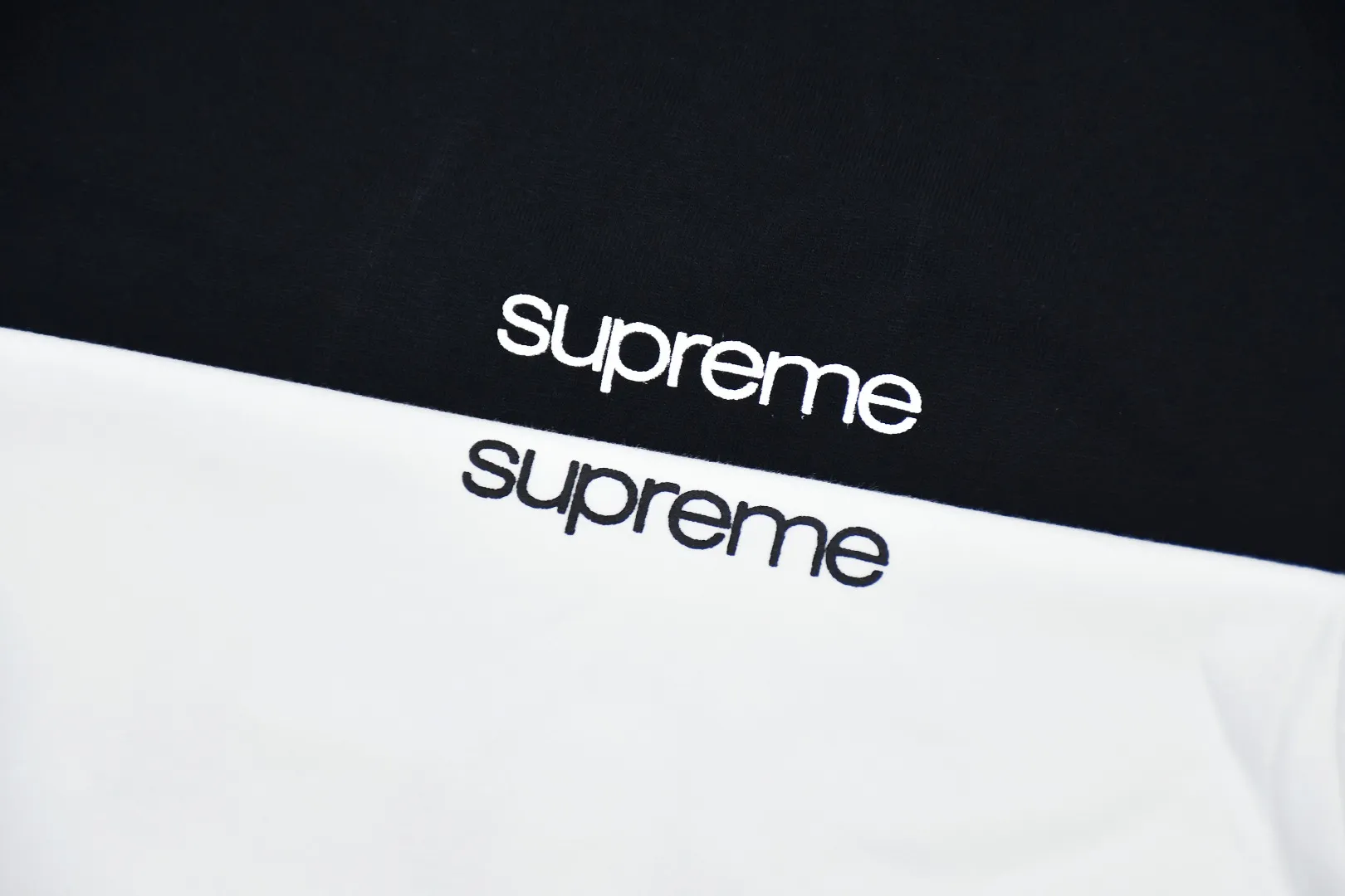 🅿️120 S129 Supreme 23FW NYC store information short-sleeved T-shirt. Refuse to look at pictures to make goods. Refuse to compare with wrong versions. Use cylindrical seamless technology (original technology, there are no stitched bones on the side of the clothes, key points of identification) The fabrics are all custom-woven and dyed, 280g weight, 100% cotton, cylindrical fabric. Cylindrical fabric is a knitted fabric woven with a cylinder loom. The needles are distributed in a cylindrical shape on the fuselage. The gray fabric is a large cylinder, which needs to be opened and shaped before it can be used further. There are no slits on the side of the clothes, so there is no washing label on the side of ordinary short-sleeves. There is only one collar label behind the neck. The printing uses thermosetting ink printing imported from Belgium (different from conventional thermal transfer printing), also known as plastic ink, or self-adhesive ink. Its ingredients are: mainly composed of polyvinyl chloride (PVC) and phthalates. PVC and phthalates, solid color The thermoset ink is composed of a mixture of agents, stabilizers, and thickeners. It is not the digital direct printing advertised on the market. The printing texture of thermoset ink cannot be achieved by digital direct printing. The collar label has a watermark anti-counterfeiting effect, a real anti-counterfeiting layer, a version with a high probability of passing the inspection, and a high probability of passing the original packaging picture. Size：S-XL