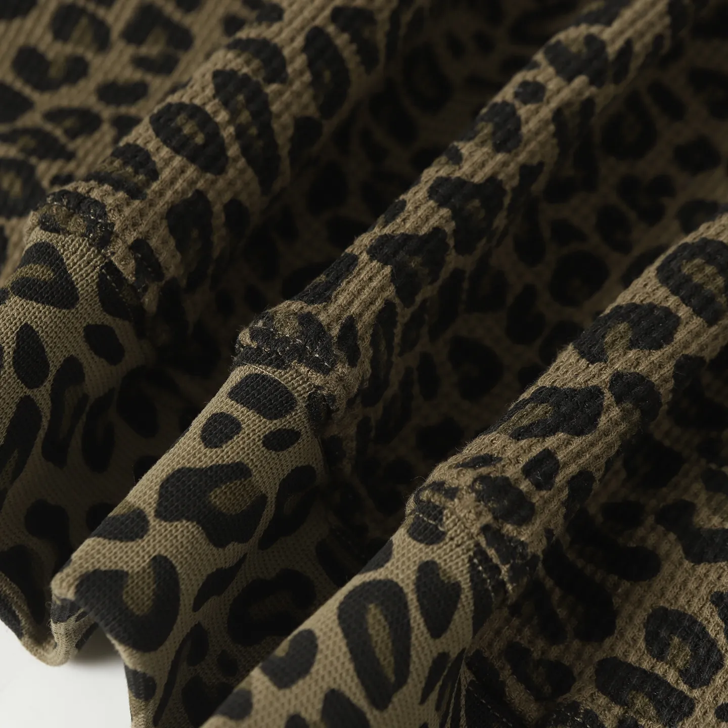 P470 [Original quality] Supreme SS25 WEEK16 Hooded Zip Up Thermal Leopard waffle hooded jacket Pocket logo pattern American trendy sweatshirt Same style for men and women Top quality product High-quality pure cotton with washed process Good texture Different from cheap ones on the market Polyester-cotton material (loose upper body, no version) Color: leopard print Size: S/M/L/XL