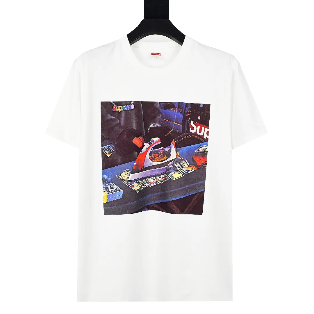 S144💰p140 Top version Supreme 22SS Gas Tee Iron Dollar Short Sleeve Round Neck T-shirt For those of us who focus on top Sup products, this short sleeve is naturally available. It adopts cylindrical seamless technology (the original technology has no gaps on the sides of the clothes, the key point of identification) The fabrics are all custom-woven and dyed, 280g weight, 100% cotton, cylindrical fabric. Cylindrical fabric is knitted fabric woven with a cylinder loom. The needles are distributed in a cylindrical shape on the fuselage. The gray fabric is a large cylinder that needs to be opened and shaped before it can be used further. There are no slits on the side of the clothes, so there is no washing label on the side of ordinary short-sleeves. There is only one collar label behind the neck. The printing is printed with thermosetting ink, also known as plastic. Ink, or self-adhesive ink, contains ingredients: mainly composed of polyvinyl chloride (PVC) and phthalates. PVC and phthalates, fixatives, stabilizers, and thickeners are mixed to form a thermal ink. Solid ink is not the digital direct printing advertised on the market. The printing texture of thermoset ink is something that digital direct printing cannot achieve. The collar label has a watermark anti-counterfeiting effect, a real anti-counterfeiting layer, a probability of passing the version, and a high probability of passing the original packaging picture. Size：S-XL