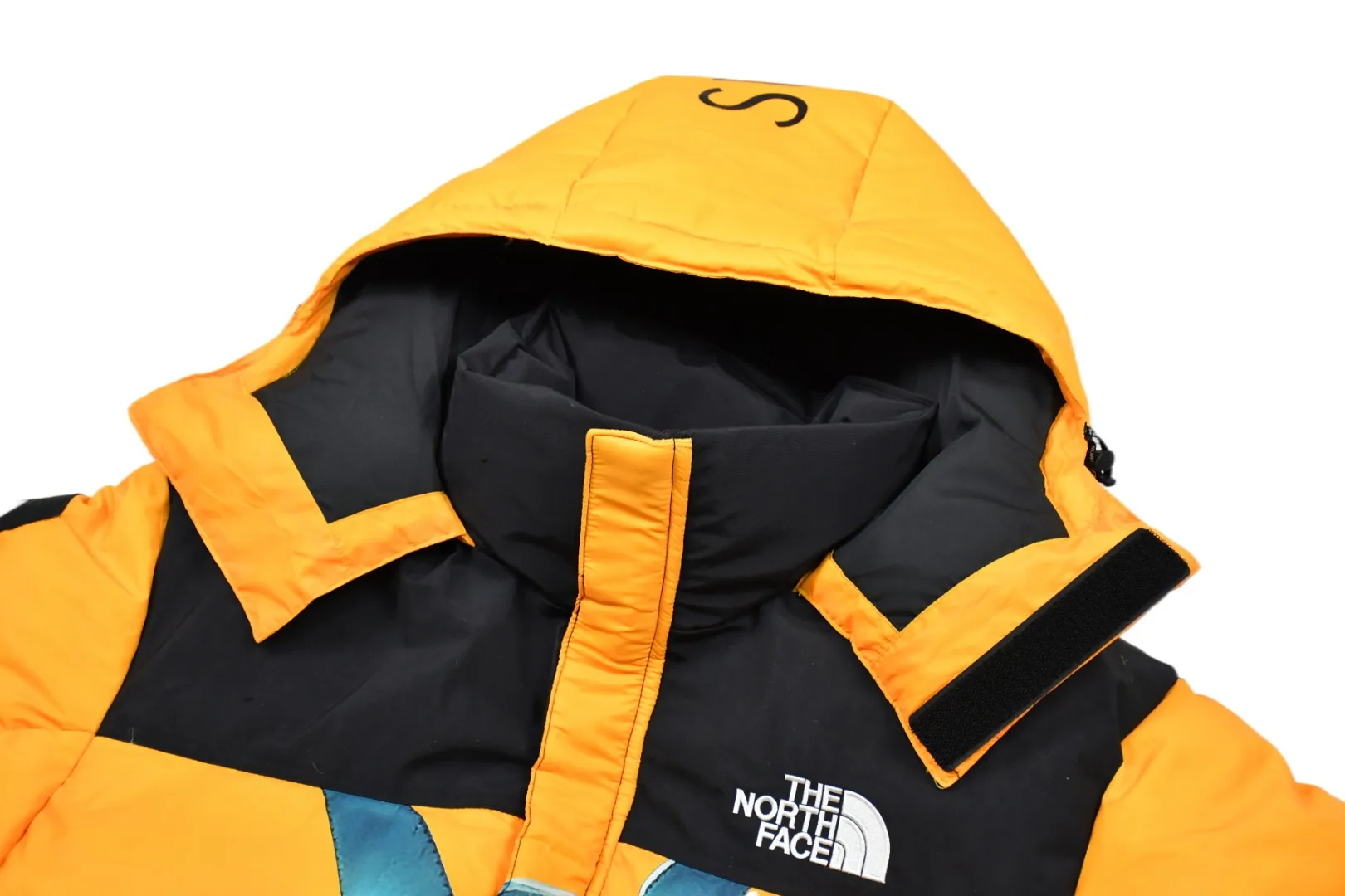 🅿️960 MX29 World-destroying masterpiece Exclusively produced Supreme 19FW Week 10 x The North Face North Face co-branded Statue of Liberty down jacket 1. Original custom-made windproof and waterproof fabric (waterproof + water-repellent process Note! Waterproof and water-repellent are two concepts. This fabric is compatible with both processes) 2. Original TNF embroidery data Authentic effect Behringer BEKS-Y924 embroidery machine On-machine operation Achieve exactly the same effect. 3.90 white duck down filling. The overall upper body effect is consistent with YB. 4. Printing. The whole body adopts Israeli Kornit Paradigm technology. The color is repeatedly adjusted more than 20 times to perfectly restore. The perfect alignment details of the whole body are impeccable. The hat can be stored. The collar and hat are filled with down. Correct accessories. Collar label/wash/ Size: S~XL