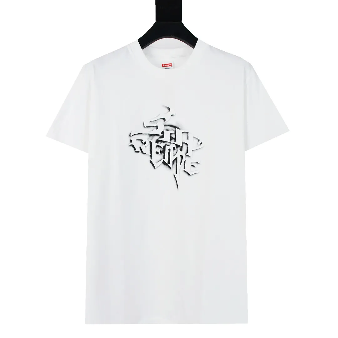 S418💰P136 The top version of Supreme 24FW letter spray-painted graffiti printed short-sleeved T-shirt. Refuse to look at pictures to make goods. Refuse to compare wrong versions. Use cylindrical seamless process (original process, there is no stitching bone on the side of the clothes, identification key point) The fabrics are all custom-woven and dyed, 280g weight, 100% cotton, cylindrical fabric. Cylindrical fabric is a knitted fabric woven with a cylinder loom. The needles are distributed in a cylindrical shape on the fuselage. The gray fabric is a large cylinder, which needs to be opened and shaped before it can be used further. There are no slits on the side of the clothes, so there is no washing label on the side of ordinary short-sleeves. There is only one collar label behind the neck. The printing uses thermosetting ink printing imported from Belgium (different from conventional thermal transfer printing), also known as plastic ink, or self-adhesive ink. Its ingredients are: mainly composed of polyvinyl chloride (PVC) and phthalates, including PVC and phthalates, fixing agents, Stabilizers and thickeners are mixed to form thermosetting ink, which is not the digital direct printing marketed on the market. The printing texture of thermosetting ink is unachievable by digital direct printing. The new triple collar label has a watermark anti-counterfeiting effect, a real anti-counterfeiting layer, a version with a high probability of passing the inspection, and the original packaging picture has a high probability of passing the test. Size：S-XL