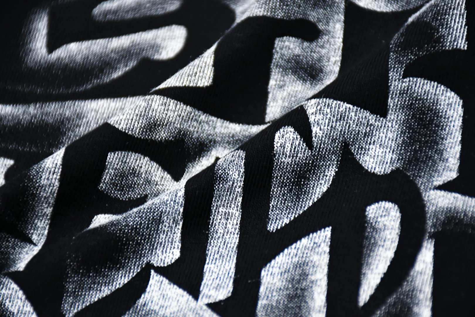 S418💰P136 The top version of Supreme 24FW letter spray-painted graffiti printed short-sleeved T-shirt. Refuse to look at pictures to make goods. Refuse to compare wrong versions. Use cylindrical seamless process (original process, there is no stitching bone on the side of the clothes, identification key point) The fabrics are all custom-woven and dyed, 280g weight, 100% cotton, cylindrical fabric. Cylindrical fabric is a knitted fabric woven with a cylinder loom. The needles are distributed in a cylindrical shape on the fuselage. The gray fabric is a large cylinder, which needs to be opened and shaped before it can be used further. There are no slits on the side of the clothes, so there is no washing label on the side of ordinary short-sleeves. There is only one collar label behind the neck. The printing uses thermosetting ink printing imported from Belgium (different from conventional thermal transfer printing), also known as plastic ink, or self-adhesive ink. Its ingredients are: mainly composed of polyvinyl chloride (PVC) and phthalates, including PVC and phthalates, fixing agents, Stabilizers and thickeners are mixed to form thermosetting ink, which is not the digital direct printing marketed on the market. The printing texture of thermosetting ink is unachievable by digital direct printing. The new triple collar label has a watermark anti-counterfeiting effect, a real anti-counterfeiting layer, a version with a high probability of passing the inspection, and the original packaging picture has a high probability of passing the test. Size：S-XL