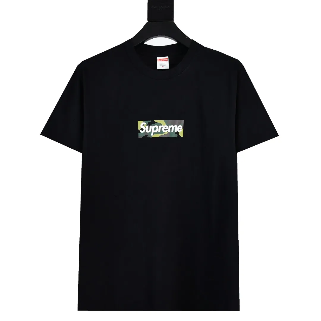 S304💰p140 Supreme 23fw camouflage BOX LOGO short-sleeved T-shirt. Refuse to look at pictures to make products. Refuse to compare with wrong versions. Use cylinder seamless technology (original technology. There are no stitched bones on the side of the clothes. Key points of identification) The fabrics are all custom-woven and dyed, 280g weight, 100% cotton, cylindrical fabric. Cylindrical fabric is a knitted fabric woven with a cylinder loom. The needles are distributed in a cylindrical shape on the fuselage. The gray fabric is a large cylinder, which needs to be opened and shaped before it can be used further. There are no slits on the side of the clothes, so there is no washing label on the side of ordinary short-sleeves. There is only one collar label behind the neck. The printing uses thermosetting ink printing imported from Belgium (different from conventional heat transfer printing), also known as plastic ink, or self-adhesive ink. Its ingredients are: mainly composed of polyvinyl chloride (PVC) and phthalates. PVC and phthalates, solid color The thermosetting ink is composed of a mixture of agents, stabilizers, and thickeners. It is not the digital direct printing marketed on the market. The printing texture of thermosetting ink cannot be achieved by digital direct printing. The collar label has a watermark anti-counterfeiting effect, a real anti-counterfeiting layer, a version with a high probability of passing the inspection, and the original packaging picture has a high probability of passing the test. Size：S-XL