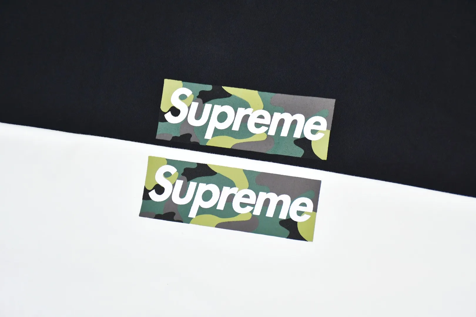 S304💰p140 Supreme 23fw camouflage BOX LOGO short-sleeved T-shirt. Refuse to look at pictures to make products. Refuse to compare with wrong versions. Use cylinder seamless technology (original technology. There are no stitched bones on the side of the clothes. Key points of identification) The fabrics are all custom-woven and dyed, 280g weight, 100% cotton, cylindrical fabric. Cylindrical fabric is a knitted fabric woven with a cylinder loom. The needles are distributed in a cylindrical shape on the fuselage. The gray fabric is a large cylinder, which needs to be opened and shaped before it can be used further. There are no slits on the side of the clothes, so there is no washing label on the side of ordinary short-sleeves. There is only one collar label behind the neck. The printing uses thermosetting ink printing imported from Belgium (different from conventional heat transfer printing), also known as plastic ink, or self-adhesive ink. Its ingredients are: mainly composed of polyvinyl chloride (PVC) and phthalates. PVC and phthalates, solid color The thermosetting ink is composed of a mixture of agents, stabilizers, and thickeners. It is not the digital direct printing marketed on the market. The printing texture of thermosetting ink cannot be achieved by digital direct printing. The collar label has a watermark anti-counterfeiting effect, a real anti-counterfeiting layer, a version with a high probability of passing the inspection, and the original packaging picture has a high probability of passing the test. Size：S-XL