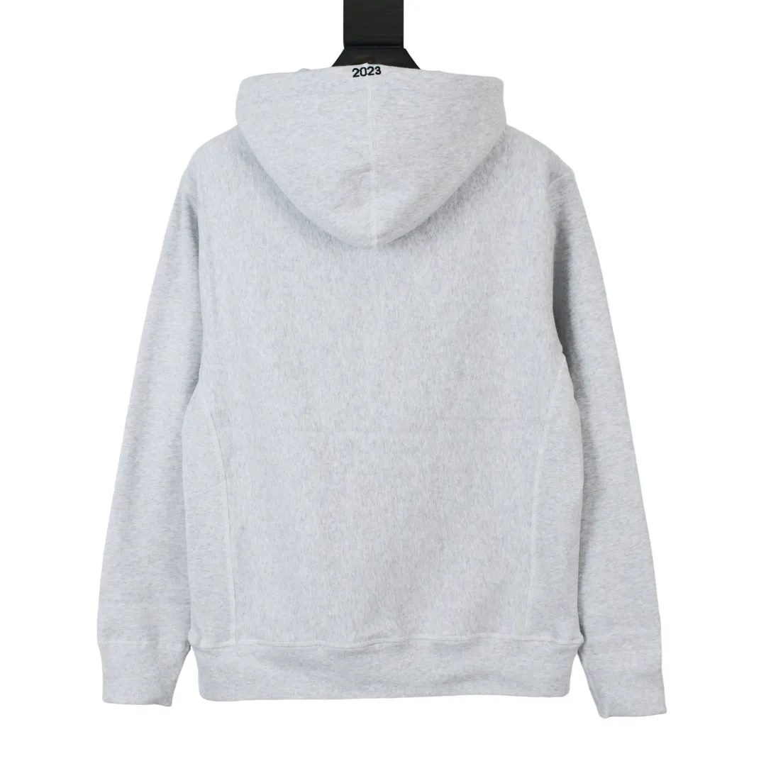 S526💰p320 Top version Supreme 23Fw Camouflage Box Logo Hooded hooded sweatshirt Hooded plus fleece sweatshirt For those of us who focus on top Supreme, the cross sweatshirt is naturally available. ZP purchase and pattern making operation 1. Fabric: ZP testing, custom weaving and dyeing, pure cotton 460G plus velvet main fabric, horizontal cutting, side stitching 520G 2X2 thread 2. Embroidery: The embroidery equipment is operated by BEHRINGER BEKS-Y924 machine (a level higher than Tajima embroidery machine). The embroidery thickness, saturation and size are all consistent. 3. Sewing process: The whole garment adopts four-needle and six-thread boneless splicing technology in twelve places. Processed by a senior foreign trade factory (ordinary factories cannot do it). 4. Hem and cuffs: all use 520G inelastic thread. (Low-end products use elastic threads to cause the hem and cuffs to appear wavy) 5. Customized ZP main label/wash water label/hangtag/packaging bag (equipped with an extra-large thickened handbag) Size: S~XL