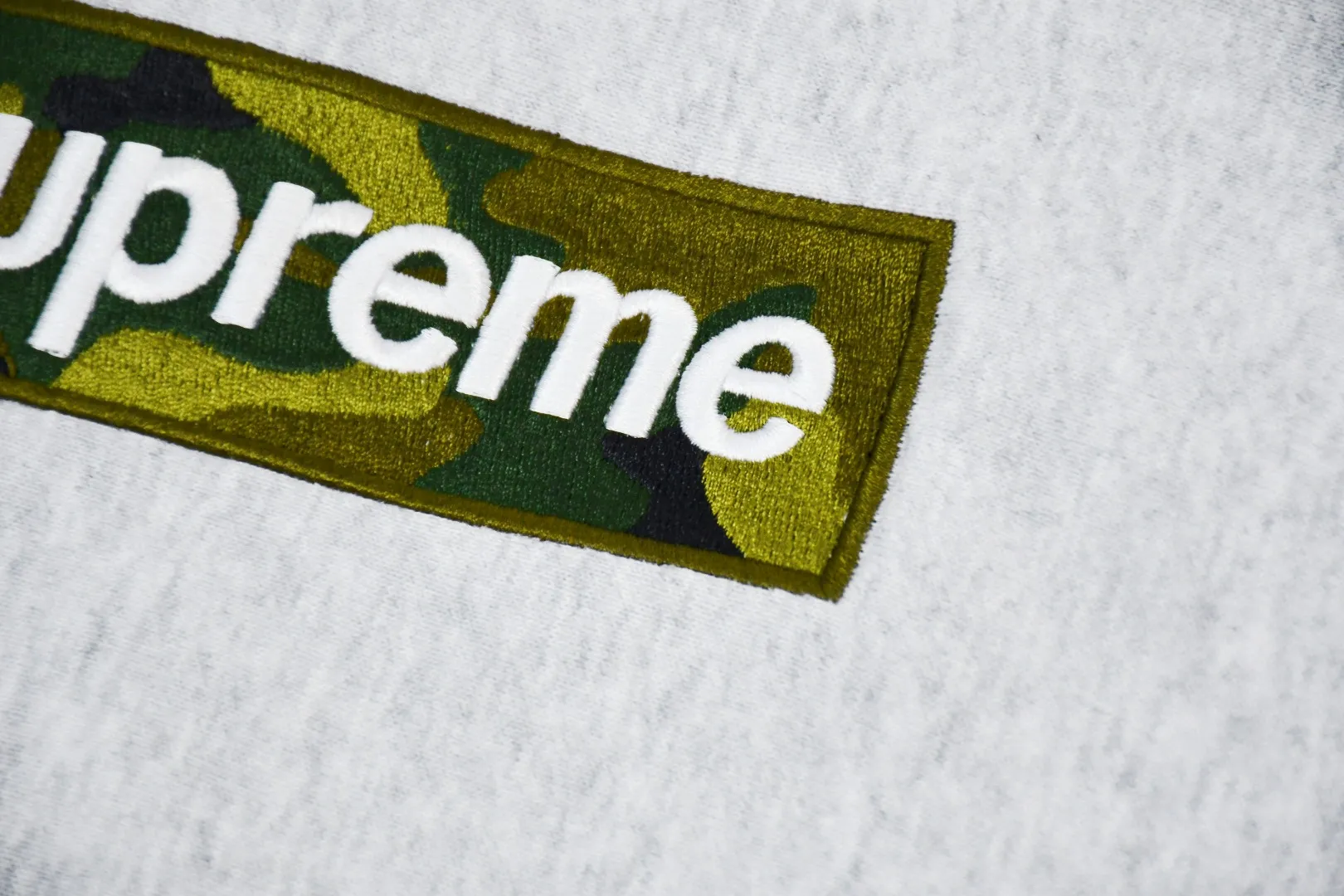 S526💰p320 Top version Supreme 23Fw Camouflage Box Logo Hooded hooded sweatshirt Hooded plus fleece sweatshirt For those of us who focus on top Supreme, the cross sweatshirt is naturally available. ZP purchase and pattern making operation 1. Fabric: ZP testing, custom weaving and dyeing, pure cotton 460G plus velvet main fabric, horizontal cutting, side stitching 520G 2X2 thread 2. Embroidery: The embroidery equipment is operated by BEHRINGER BEKS-Y924 machine (a level higher than Tajima embroidery machine). The embroidery thickness, saturation and size are all consistent. 3. Sewing process: The whole garment adopts four-needle and six-thread boneless splicing technology in twelve places. Processed by a senior foreign trade factory (ordinary factories cannot do it). 4. Hem and cuffs: all use 520G inelastic thread. (Low-end products use elastic threads to cause the hem and cuffs to appear wavy) 5. Customized ZP main label/wash water label/hangtag/packaging bag (equipped with an extra-large thickened handbag) Size: S~XL