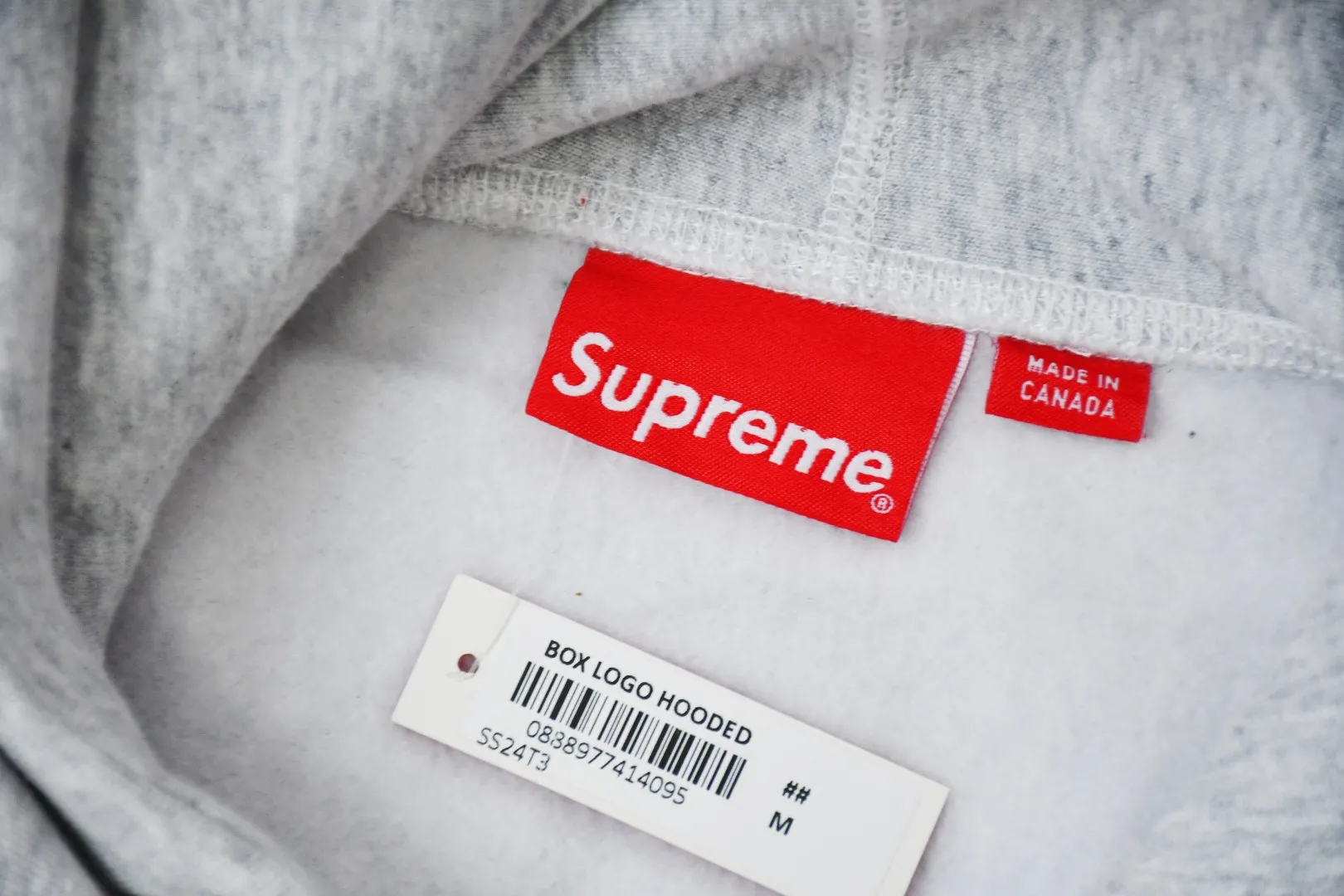 S526💰p320 Top version Supreme 23Fw Camouflage Box Logo Hooded hooded sweatshirt Hooded plus fleece sweatshirt For those of us who focus on top Supreme, the cross sweatshirt is naturally available. ZP purchase and pattern making operation 1. Fabric: ZP testing, custom weaving and dyeing, pure cotton 460G plus velvet main fabric, horizontal cutting, side stitching 520G 2X2 thread 2. Embroidery: The embroidery equipment is operated by BEHRINGER BEKS-Y924 machine (a level higher than Tajima embroidery machine). The embroidery thickness, saturation and size are all consistent. 3. Sewing process: The whole garment adopts four-needle and six-thread boneless splicing technology in twelve places. Processed by a senior foreign trade factory (ordinary factories cannot do it). 4. Hem and cuffs: all use 520G inelastic thread. (Low-end products use elastic threads to cause the hem and cuffs to appear wavy) 5. Customized ZP main label/wash water label/hangtag/packaging bag (equipped with an extra-large thickened handbag) Size: S~XL