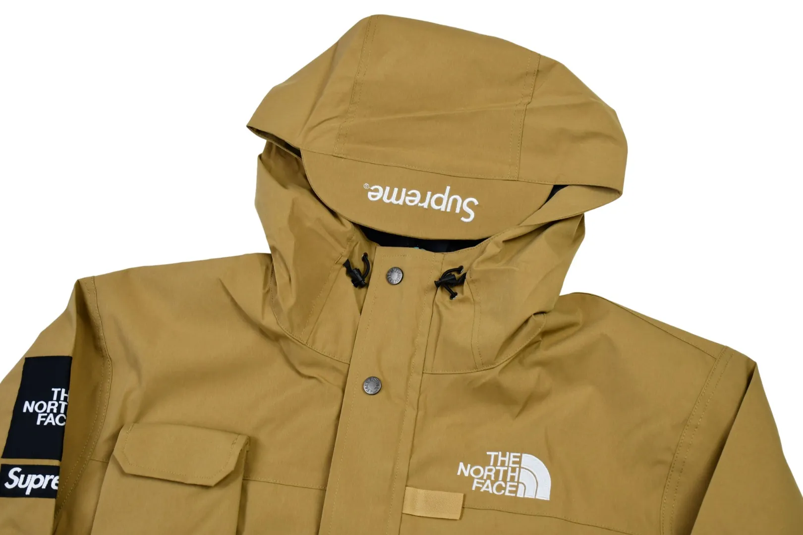 🅿️700 MX07 MAX/top version, exclusive quality on the entire network, ZP player designated version, Supreme SS20 Week 13 x TNF Cargo Jacket, joint North Face multi-pocket jacket, a true jacket, waterproof, windproof, breathable and warm. 1. In order to perfectly restore the original version, the fabric uses 70D*320D# which is extremely difficult and expensive to embroider. 110g/㎡ low-density nylon plain fabric. The fabric is ultra-thin, low-density and breathable. Top-grade waterproof coating is added to both the front and back sides to easily achieve the rolling effect of water droplets on a lotus leaf. The main body mesh is 95g/㎡ extra large mesh. 2. The embroidery uses the original embroidery data file. The machine uses the BEHRINGER BEKS-Y924 embroidery machine (a level higher than Tajima embroidery machine). The machine head tension is small and does little damage to the fabric. The fullness and precision of the embroidery are the best 3. The correct hangtag and the correct accessories. The resin zipper and nylon zipper are purchased from YKK Shanghai Yoshida Company. The special non-domestic standard parts are all custom-made by the foundry. The metal four-button buckle and small zipper hanging beads are all customized at 1:1. The main label and laser are all customized separately for this year's new model. The multiple bags are all folded with lengthened bag openings to achieve waterproof and anti-lost functions. The sewing work is complicated. There are many special machines for edge sealing and many pockets. The density of the fabric is sparse and you will be injured if you are not careful, so they are all produced by the same master craftsmen. Sizes: S~XL
