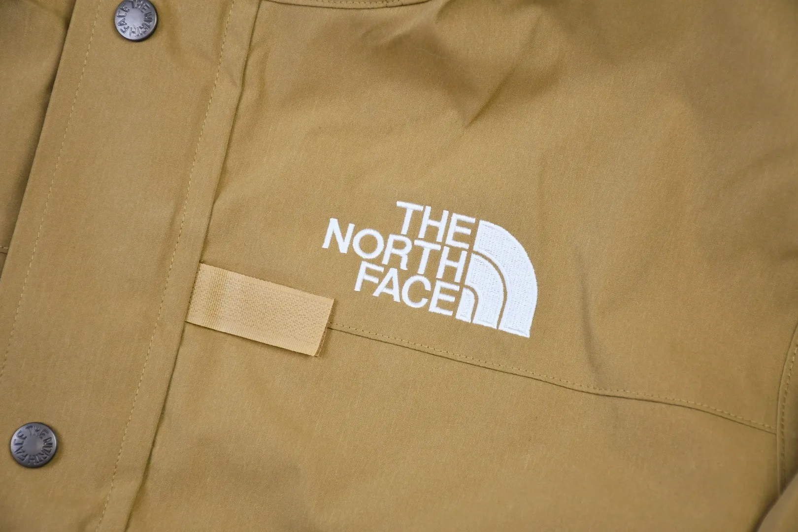 🅿️700 MX07 MAX/top version, exclusive quality on the entire network, ZP player designated version, Supreme SS20 Week 13 x TNF Cargo Jacket, joint North Face multi-pocket jacket, a true jacket, waterproof, windproof, breathable and warm. 1. In order to perfectly restore the original version, the fabric uses 70D*320D# which is extremely difficult and expensive to embroider. 110g/㎡ low-density nylon plain fabric. The fabric is ultra-thin, low-density and breathable. Top-grade waterproof coating is added to both the front and back sides to easily achieve the rolling effect of water droplets on a lotus leaf. The main body mesh is 95g/㎡ extra large mesh. 2. The embroidery uses the original embroidery data file. The machine uses the BEHRINGER BEKS-Y924 embroidery machine (a level higher than Tajima embroidery machine). The machine head tension is small and does little damage to the fabric. The fullness and precision of the embroidery are the best 3. The correct hangtag and the correct accessories. The resin zipper and nylon zipper are purchased from YKK Shanghai Yoshida Company. The special non-domestic standard parts are all custom-made by the foundry. The metal four-button buckle and small zipper hanging beads are all customized at 1:1. The main label and laser are all customized separately for this year's new model. The multiple bags are all folded with lengthened bag openings to achieve waterproof and anti-lost functions. The sewing work is complicated. There are many special machines for edge sealing and many pockets. The density of the fabric is sparse and you will be injured if you are not careful, so they are all produced by the same master craftsmen. Sizes: S~XL