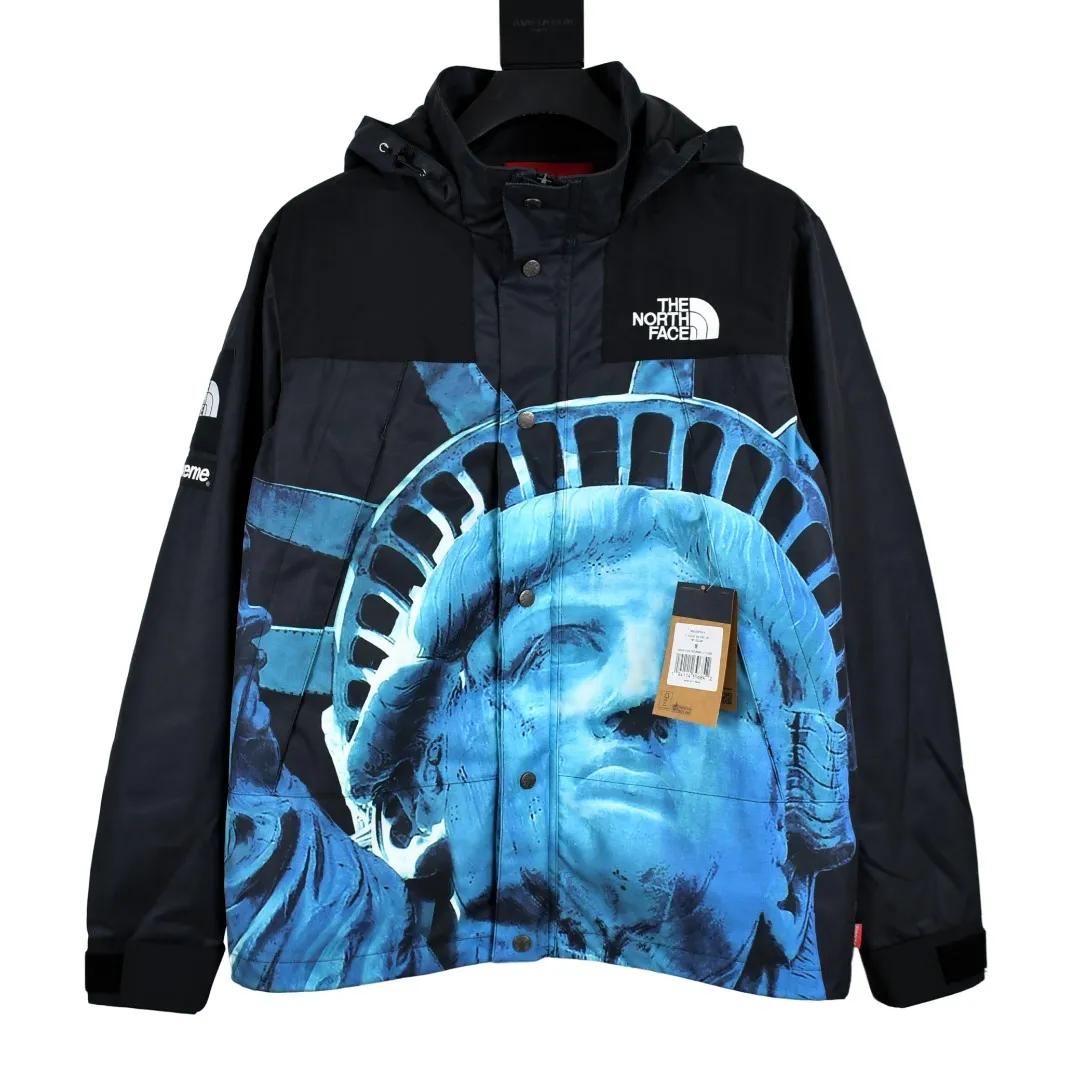 MX76💰p670 MAX/Top version Exclusive quality Supreme x The North Face 19FW The North Face Lady Liberty jacket and hat can be stored. Embroidery equipment is operated by Behringer BEKS-Y924 machine (a level higher than Tajima embroidery machine). The embroidery thickness, saturation and size are all consistent with ZP. Printing process: A whole piece of printing needs to be done 4 times to complete the printing of this piece of clothing. 1. A piece of printing on the front side, 2. A layer of printing on the north side, 3. A piece hidden at the zipper placket. Only one piece of printing is taken and the rest are discarded. 4. In order to combine the overall printing on the pockets on both sides, a piece of printing is taken from two pockets. The pattern splicing, only two small pieces were taken from one printing, and the rest were discarded. This is the extremely high demand and loss of printing. There are 8 YKK zippers in total, and there are three different types of zippers/sliders among the eight. Among them, there is a No. 5 resin zipper on the placket, four No. 3 resin zippers on the outer pockets and sleeves, three reverse-pull metal zippers on the inside, and two The side pockets and sleeves have hidden zippers. Professional-grade waterproof coating fabric. The whole body is laminated with a professional waterproof coating. The waterproof effect is first-class. The built-in thin velvet has excellent warmth and wind protection properties and perfect breathability. The polyamide fiber component is dispersed. Fuel printing. Infrared screen positioning. Digital printing. After cutting, more than 20 versions have been opened. Cut and print by size, each size. Each part requires workers to cut according to the pattern, which is time-consuming and labor-intensive, and the labor cost is extremely high. The ink imported from Belgium is automatically recognized in four colors, and there are four sizes in total. The goddess statue of the entire dress is complete, all stitched in alignment, and meticulous. The R letter is embroidered with elephant legs. The embroidery is fuller and more exquisite, the embroidery details are perfect, and the accessories are laser marked. Size：S-XL