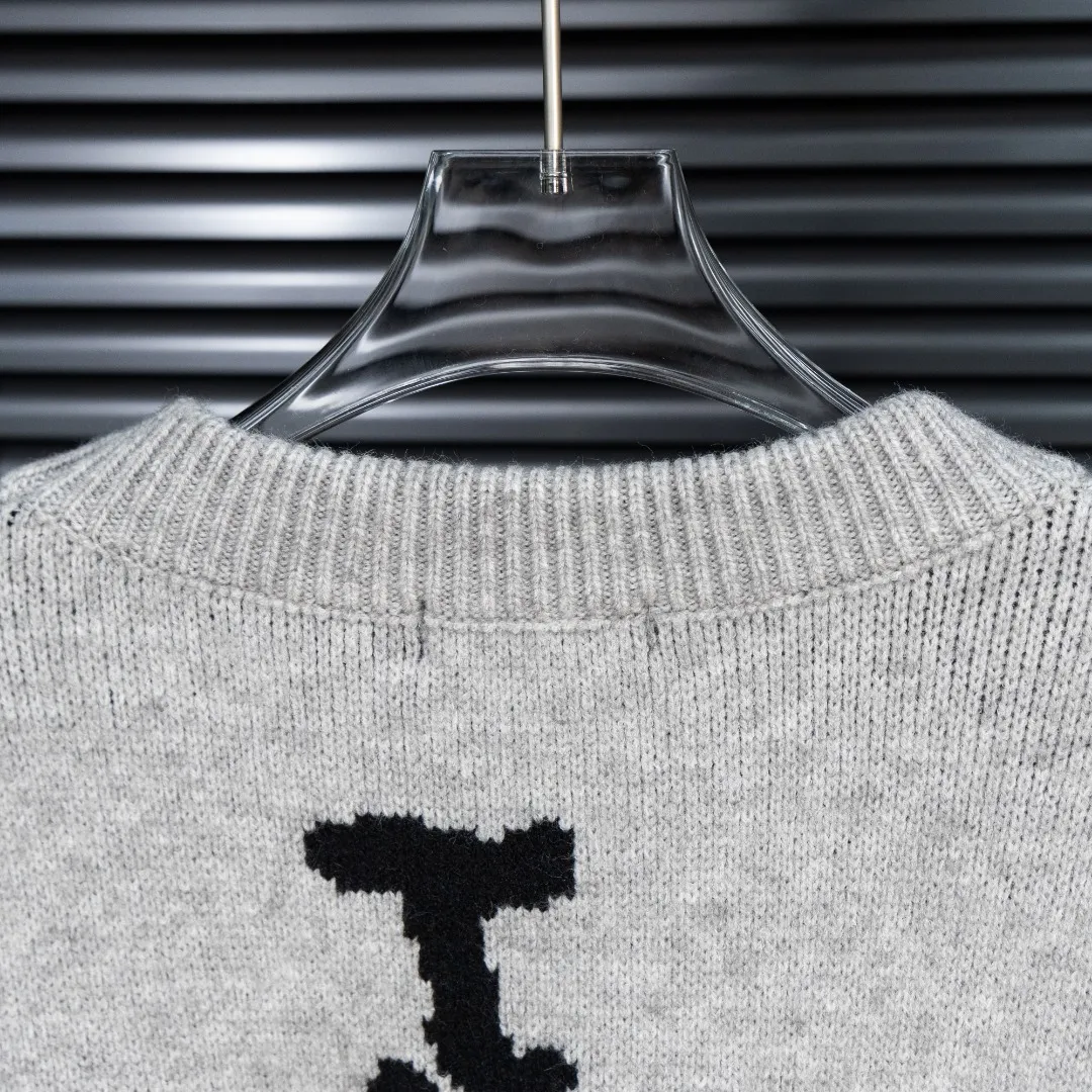 P290 Style: superme trendy cursive embroidered knitted sweater Size: S-XXL Fabric: Wool blend Accessories: Full set of customized original accessories