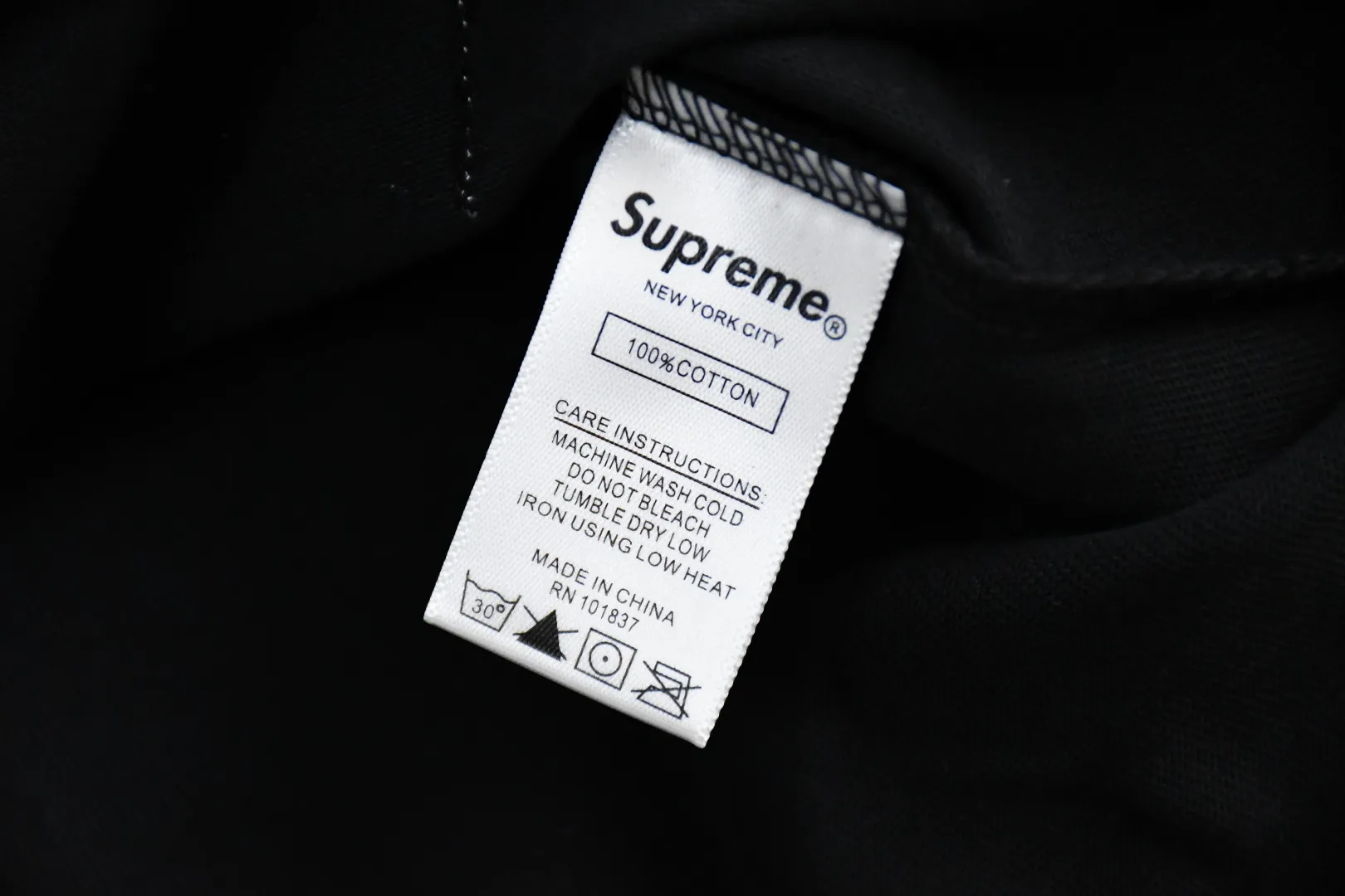 S582💰p210 Supreme OLD ENGLISH L/S TOP Sanskrit embroidery, long-sleeved T-shirt, ZP test, custom weaving and dyeing, pure cotton 320g fabric, embroidery using BEHRINGER BEKS-Y924 machine (one level higher than Tajima embroidery machine) embroidery thickness, saturation and size are consistent with ZP, customized ZP co-branding, main label/wash water label/tag/packaging bag The version with a high probability of passing the test will pass the original packaging picture. Size: S-XL