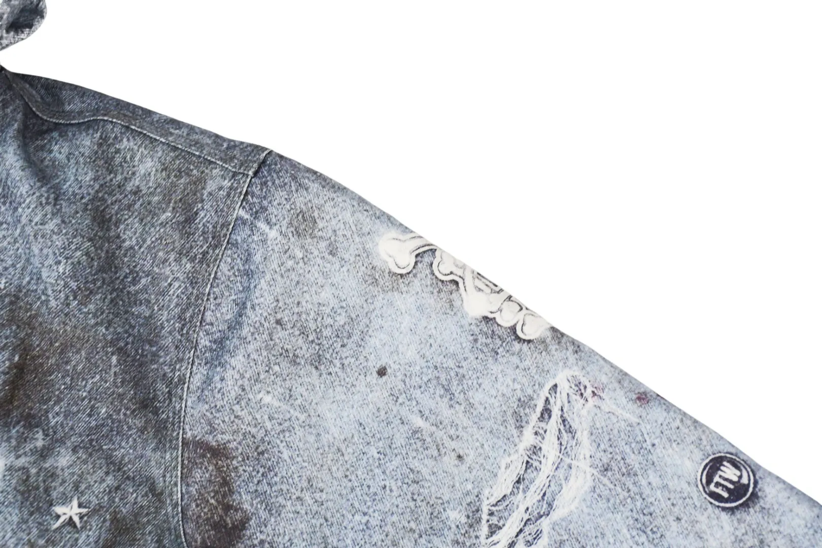 S612💰p640 Top version Supreme HJR TROMPE L'OEIL HOODED WORK JACKET Parallax printed hooded cotton jacket High-density 12-ounce ring-spun cotton denim fabric Made of imported pure cotton high-count and high-density fabric, the fabric feels soft and silky, with drapey lines, light and delicate touch, skin-friendly feel and excellent breathability. The unique design style incorporates ink gradient elements. Digital direct inkjet technology After the pattern design is completed, foreign advanced penetration technology is combined with digital direct inkjet printing without destroying the style of the cloth surface. Digital direct-injection printing sprays color directly on the fabric. When the color is sprayed on the fabric and develops color, the pigment is a process of penetrating and sinking, so the color floating on the cloth must be darker than the color that penetrates. #Flower position cutting and sewing restores the pattern effect. The whole piece is aligned with the original version, and then cut using laser alignment to set the point, which greatly reduces the error. The left and right sides of the placket are symmetrical and spliced ​​into a complete pattern. All zippers are molded and customized, and the sewing process is also carried out in strict accordance with the corresponding requirements to ensure consistent restoration.  Size:S~XL