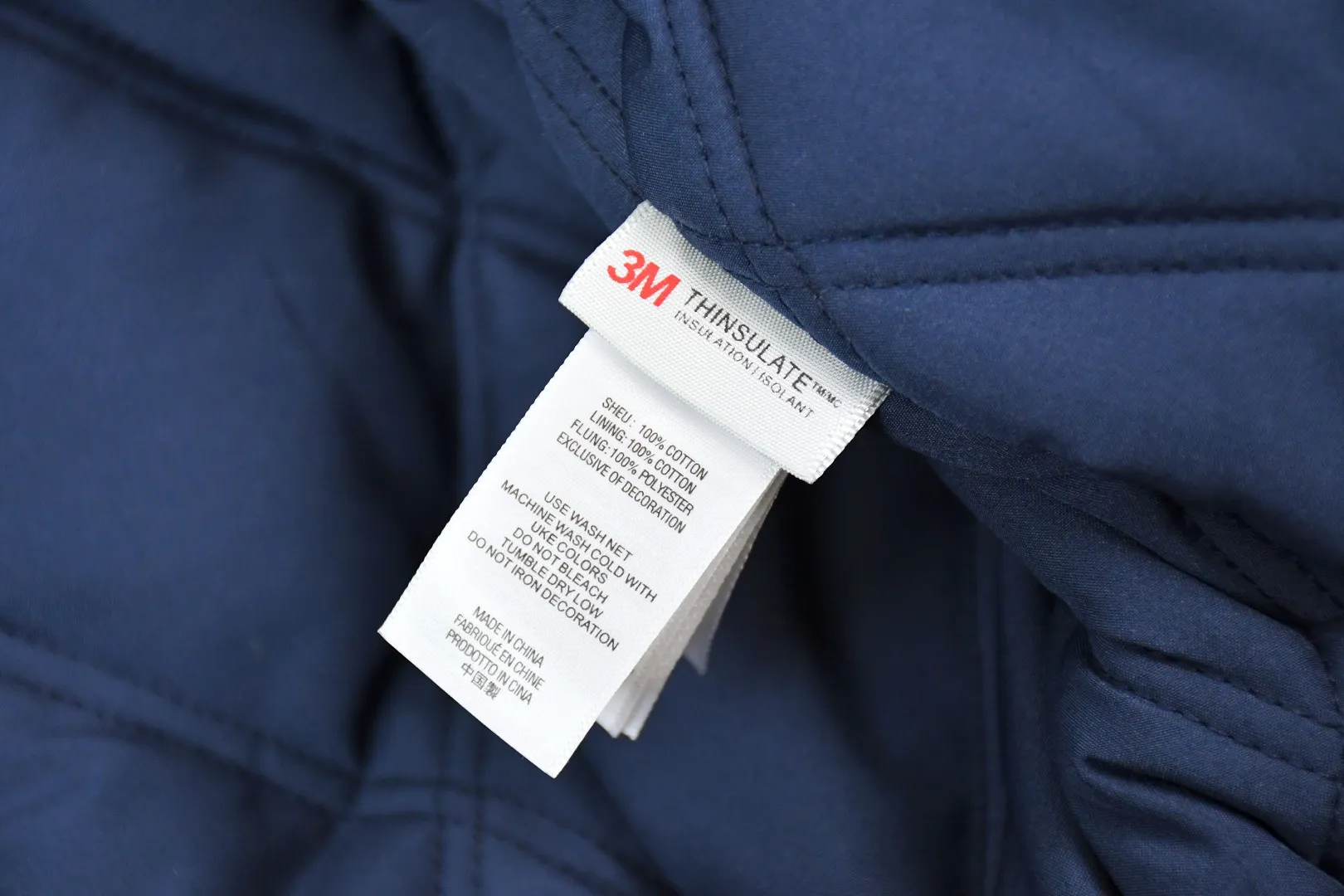 S612💰p640 Top version Supreme HJR TROMPE L'OEIL HOODED WORK JACKET Parallax printed hooded cotton jacket High-density 12-ounce ring-spun cotton denim fabric Made of imported pure cotton high-count and high-density fabric, the fabric feels soft and silky, with drapey lines, light and delicate touch, skin-friendly feel and excellent breathability. The unique design style incorporates ink gradient elements. Digital direct inkjet technology After the pattern design is completed, foreign advanced penetration technology is combined with digital direct inkjet printing without destroying the style of the cloth surface. Digital direct-injection printing sprays color directly on the fabric. When the color is sprayed on the fabric and develops color, the pigment is a process of penetrating and sinking, so the color floating on the cloth must be darker than the color that penetrates. #Flower position cutting and sewing restores the pattern effect. The whole piece is aligned with the original version, and then cut using laser alignment to set the point, which greatly reduces the error. The left and right sides of the placket are symmetrical and spliced ​​into a complete pattern. All zippers are molded and customized, and the sewing process is also carried out in strict accordance with the corresponding requirements to ensure consistent restoration.  Size:S~XL
