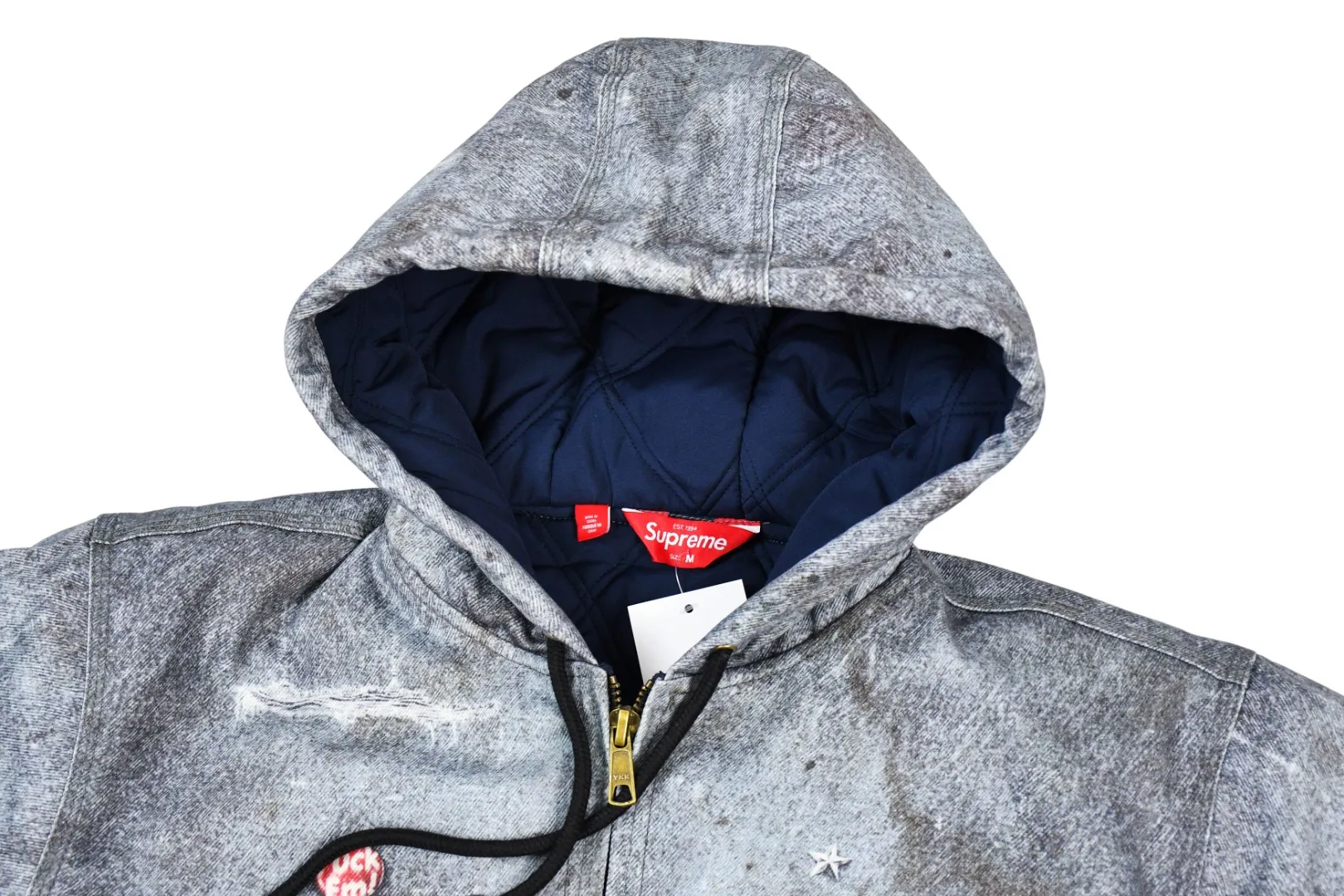 S612💰p640 Top version Supreme HJR TROMPE L'OEIL HOODED WORK JACKET Parallax printed hooded cotton jacket High-density 12-ounce ring-spun cotton denim fabric Made of imported pure cotton high-count and high-density fabric, the fabric feels soft and silky, with drapey lines, light and delicate touch, skin-friendly feel and excellent breathability. The unique design style incorporates ink gradient elements. Digital direct inkjet technology After the pattern design is completed, foreign advanced penetration technology is combined with digital direct inkjet printing without destroying the style of the cloth surface. Digital direct-injection printing sprays color directly on the fabric. When the color is sprayed on the fabric and develops color, the pigment is a process of penetrating and sinking, so the color floating on the cloth must be darker than the color that penetrates. #Flower position cutting and sewing restores the pattern effect. The whole piece is aligned with the original version, and then cut using laser alignment to set the point, which greatly reduces the error. The left and right sides of the placket are symmetrical and spliced ​​into a complete pattern. All zippers are molded and customized, and the sewing process is also carried out in strict accordance with the corresponding requirements to ensure consistent restoration.  Size:S~XL