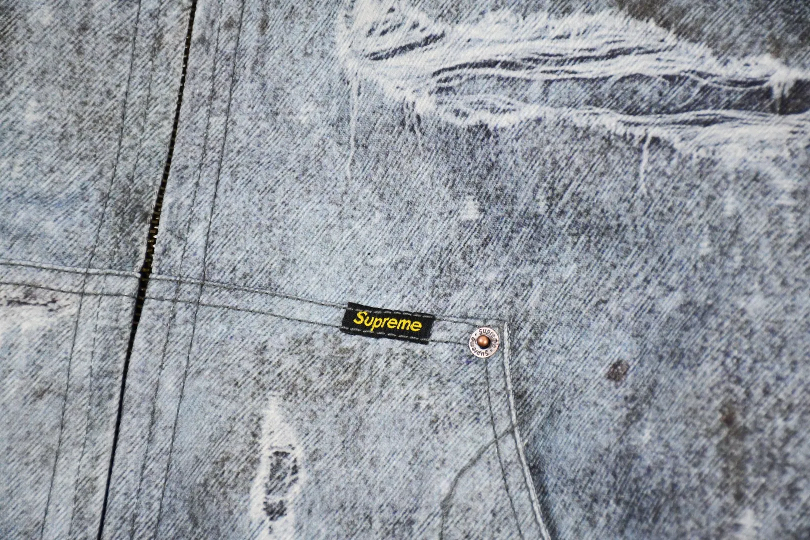 S612💰p640 Top version Supreme HJR TROMPE L'OEIL HOODED WORK JACKET Parallax printed hooded cotton jacket High-density 12-ounce ring-spun cotton denim fabric Made of imported pure cotton high-count and high-density fabric, the fabric feels soft and silky, with drapey lines, light and delicate touch, skin-friendly feel and excellent breathability. The unique design style incorporates ink gradient elements. Digital direct inkjet technology After the pattern design is completed, foreign advanced penetration technology is combined with digital direct inkjet printing without destroying the style of the cloth surface. Digital direct-injection printing sprays color directly on the fabric. When the color is sprayed on the fabric and develops color, the pigment is a process of penetrating and sinking, so the color floating on the cloth must be darker than the color that penetrates. #Flower position cutting and sewing restores the pattern effect. The whole piece is aligned with the original version, and then cut using laser alignment to set the point, which greatly reduces the error. The left and right sides of the placket are symmetrical and spliced ​​into a complete pattern. All zippers are molded and customized, and the sewing process is also carried out in strict accordance with the corresponding requirements to ensure consistent restoration.  Size:S~XL