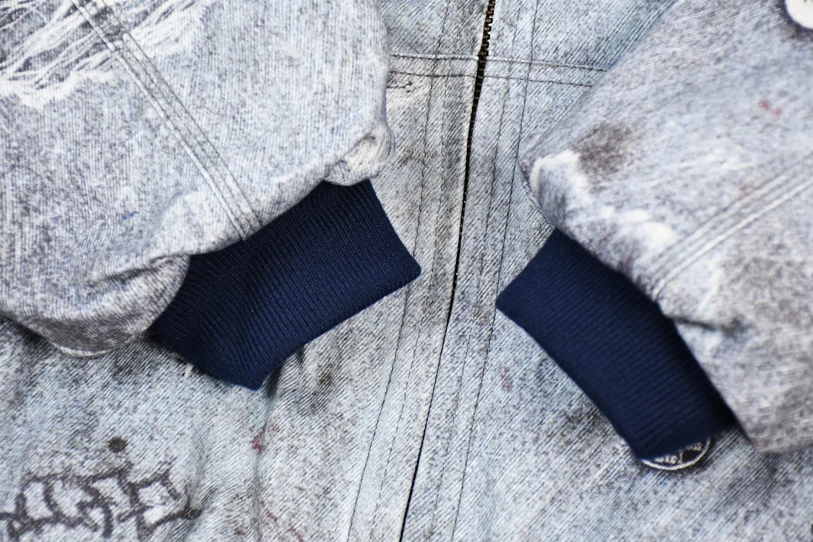 S612💰p640 Top version Supreme HJR TROMPE L'OEIL HOODED WORK JACKET Parallax printed hooded cotton jacket High-density 12-ounce ring-spun cotton denim fabric Made of imported pure cotton high-count and high-density fabric, the fabric feels soft and silky, with drapey lines, light and delicate touch, skin-friendly feel and excellent breathability. The unique design style incorporates ink gradient elements. Digital direct inkjet technology After the pattern design is completed, foreign advanced penetration technology is combined with digital direct inkjet printing without destroying the style of the cloth surface. Digital direct-injection printing sprays color directly on the fabric. When the color is sprayed on the fabric and develops color, the pigment is a process of penetrating and sinking, so the color floating on the cloth must be darker than the color that penetrates. #Flower position cutting and sewing restores the pattern effect. The whole piece is aligned with the original version, and then cut using laser alignment to set the point, which greatly reduces the error. The left and right sides of the placket are symmetrical and spliced ​​into a complete pattern. All zippers are molded and customized, and the sewing process is also carried out in strict accordance with the corresponding requirements to ensure consistent restoration.  Size:S~XL