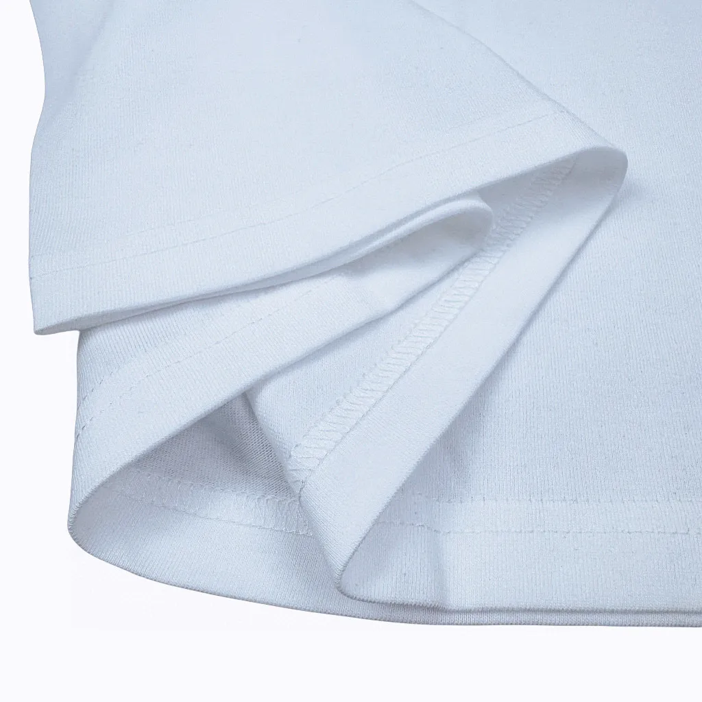 P140 Supreme ss22 co-branded Burberry logo printed T-shirt short-sleeved, same style for men and women, using cylindrical seamless technology (original technology, there are no seams on the side of the clothes, key points of identification) Fabric: All custom-woven and dyed, 260g weight, 100% cotton, cylindrical cloth, cylindrical cloth is a knitted fabric woven with a cylinder loom, the needles are distributed in a cylindrical shape on the fuselage, and the gray fabric is a large cylinder It needs to be opened and shaped before it can be used further. There are no slits on the sides of the clothes, so there are no wash labels on the sides of ordinary short-sleeved clothes. There is only one collar label behind the neck, so the shape is very correct and not easy to deform (color: black and white)