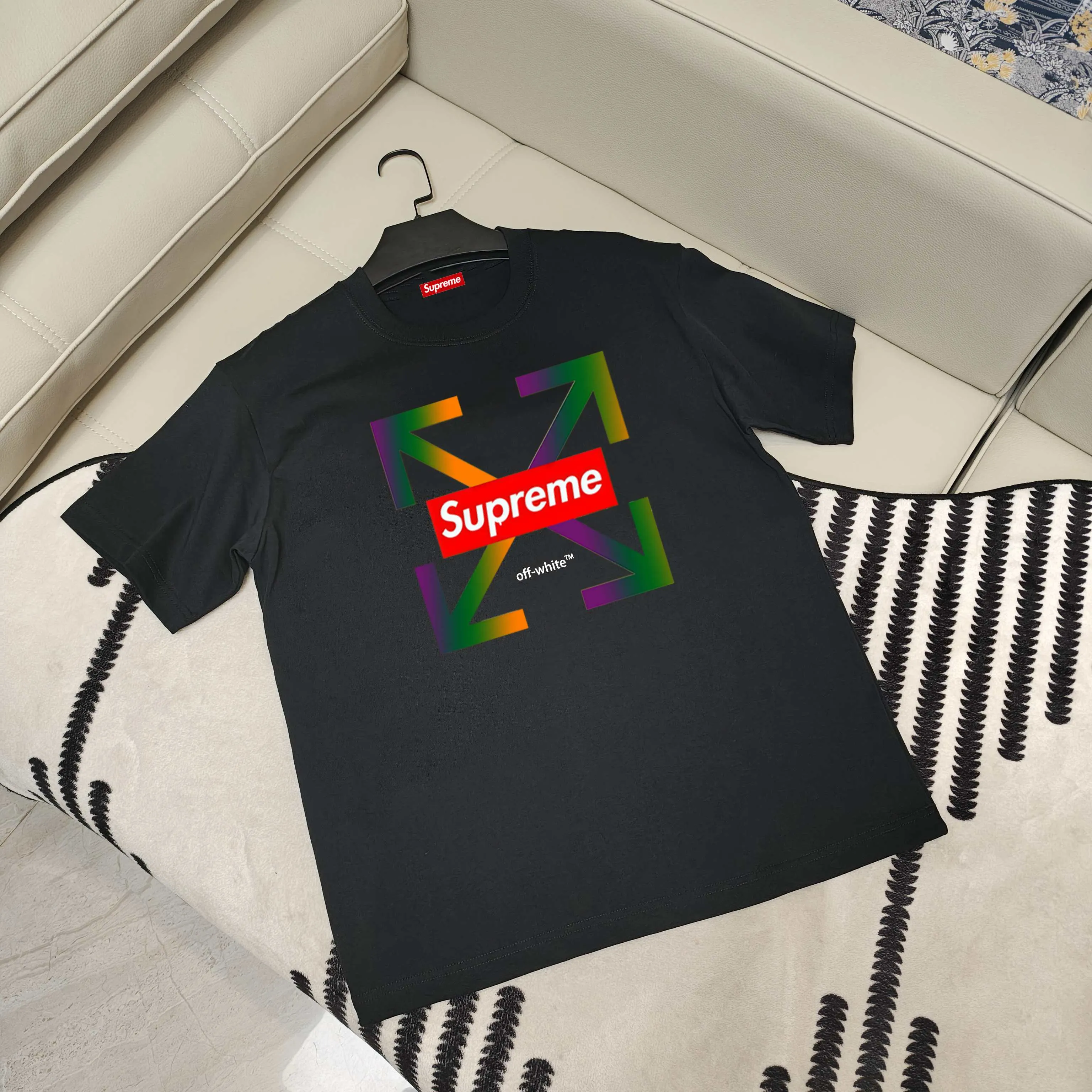 🅿️180 Supreme joint off short-sleeved T-shirt is made of 250g Salona fabric. The whole piece is made of three-needle five-thread technology. The neckline-shoulder seam-sleeve seam is double-threaded, which looks more three-dimensional and textured. The same craftsmanship as the authentic original, classic version. Feel free to compare zp. The whole piece is made of three-needle five-thread craftsmanship. The neckline-shoulder seam-sleeve seam is double-threaded, which looks more three-dimensional and textured. The craftsmanship is consistent with the authentic original version. Classic version. Color: black white Size: S M L XL XXL