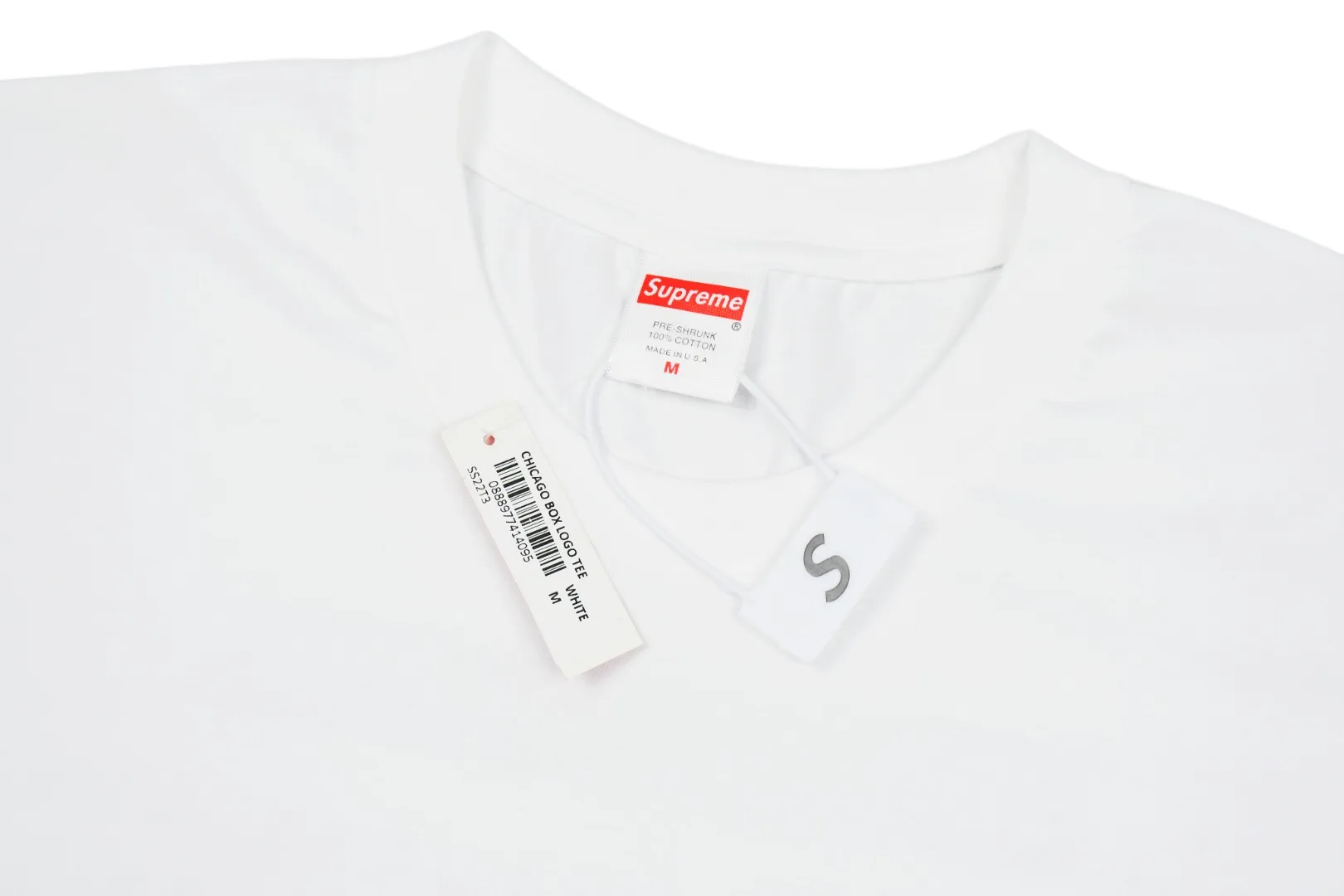 S204💰p130 Top version Supreme Chicago Metal Box Logo Tee White Chicago limited short-sleeved T-shirt. For those of us who focus on top-level Sup products, this short-sleeved one is naturally available. It adopts cylindrical seamless technology (original technology, there are no stitched bones on the side of the clothes, the key point of identification) The fabrics are all custom-woven and dyed, 280g weight, 100% cotton, cylindrical fabric. Cylindrical fabric is knitted fabric woven with a cylinder loom. The needles are distributed in a cylindrical shape on the fuselage. The gray fabric is a large cylinder that needs to be opened and shaped before it can be used further. There are no slits on the side of the clothes, so there is no washing label on the side of ordinary short-sleeves. There is only one collar label behind the neck. The printing is printed with thermosetting ink, also known as plastic. Ink, or self-adhesive ink, contains ingredients: mainly composed of polyvinyl chloride (PVC) and phthalates. PVC and phthalates, fixatives, stabilizers, and thickeners are mixed to form a thermal ink. Solid ink is not the digital direct printing advertised on the market. The printing texture of thermoset ink is something that digital direct printing cannot achieve. The collar label has a watermark anti-counterfeiting effect, a real anti-counterfeiting layer, a probability of passing the version, and a high probability of passing the original packaging picture. Size：S-XL