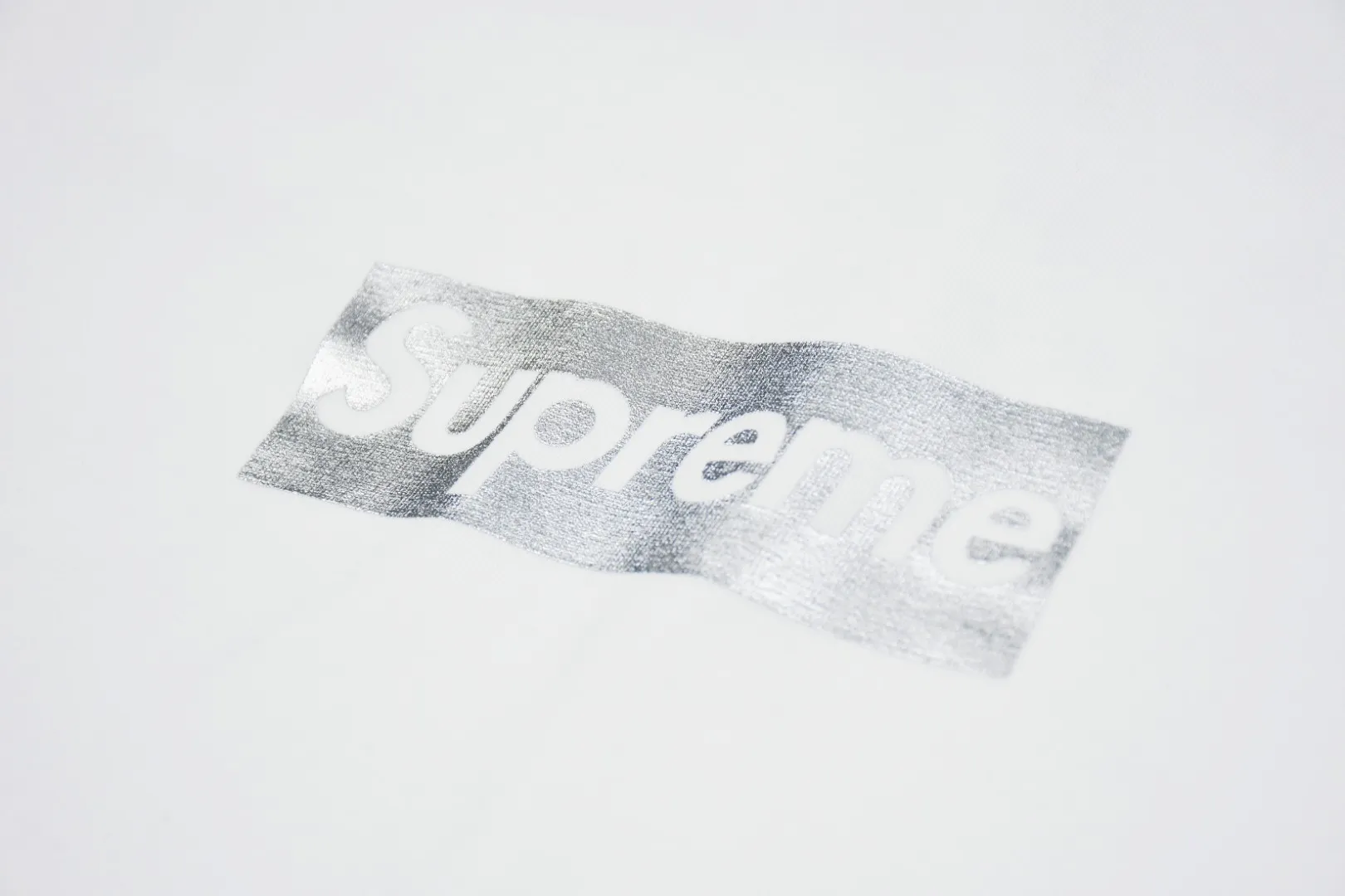 S204💰p130 Top version Supreme Chicago Metal Box Logo Tee White Chicago limited short-sleeved T-shirt. For those of us who focus on top-level Sup products, this short-sleeved one is naturally available. It adopts cylindrical seamless technology (original technology, there are no stitched bones on the side of the clothes, the key point of identification) The fabrics are all custom-woven and dyed, 280g weight, 100% cotton, cylindrical fabric. Cylindrical fabric is knitted fabric woven with a cylinder loom. The needles are distributed in a cylindrical shape on the fuselage. The gray fabric is a large cylinder that needs to be opened and shaped before it can be used further. There are no slits on the side of the clothes, so there is no washing label on the side of ordinary short-sleeves. There is only one collar label behind the neck. The printing is printed with thermosetting ink, also known as plastic. Ink, or self-adhesive ink, contains ingredients: mainly composed of polyvinyl chloride (PVC) and phthalates. PVC and phthalates, fixatives, stabilizers, and thickeners are mixed to form a thermal ink. Solid ink is not the digital direct printing advertised on the market. The printing texture of thermoset ink is something that digital direct printing cannot achieve. The collar label has a watermark anti-counterfeiting effect, a real anti-counterfeiting layer, a probability of passing the version, and a high probability of passing the original packaging picture. Size：S-XL