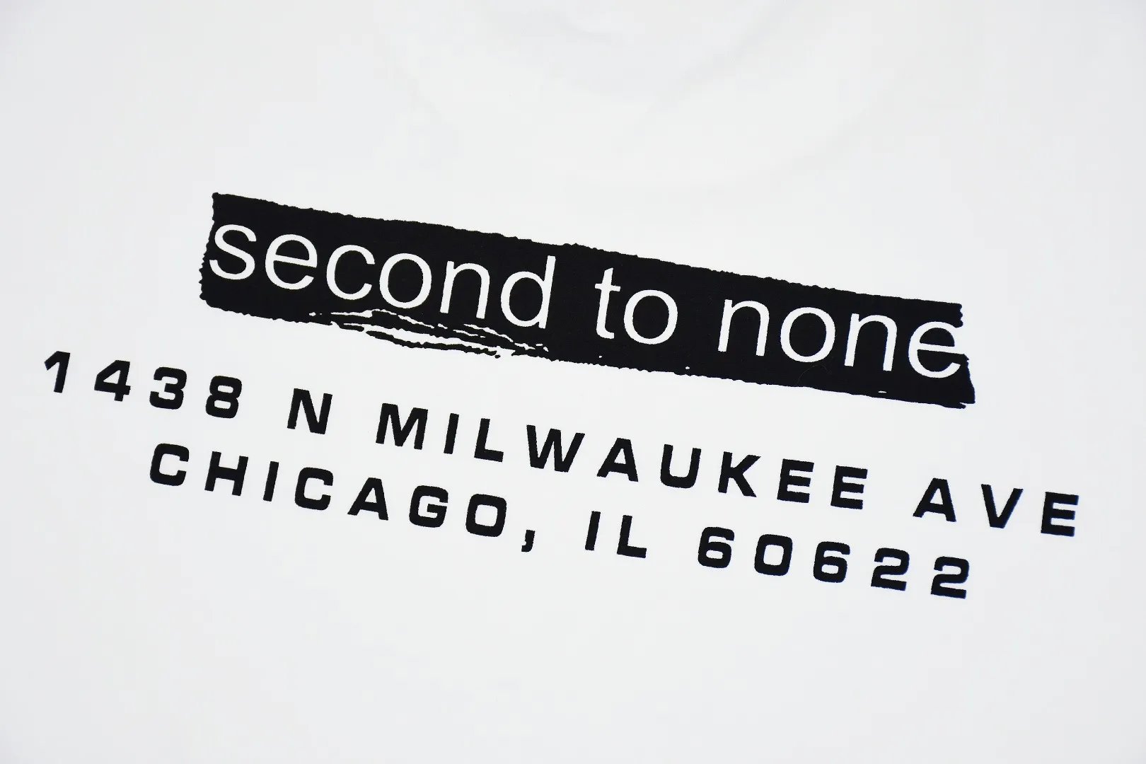 S204💰p130 Top version Supreme Chicago Metal Box Logo Tee White Chicago limited short-sleeved T-shirt. For those of us who focus on top-level Sup products, this short-sleeved one is naturally available. It adopts cylindrical seamless technology (original technology, there are no stitched bones on the side of the clothes, the key point of identification) The fabrics are all custom-woven and dyed, 280g weight, 100% cotton, cylindrical fabric. Cylindrical fabric is knitted fabric woven with a cylinder loom. The needles are distributed in a cylindrical shape on the fuselage. The gray fabric is a large cylinder that needs to be opened and shaped before it can be used further. There are no slits on the side of the clothes, so there is no washing label on the side of ordinary short-sleeves. There is only one collar label behind the neck. The printing is printed with thermosetting ink, also known as plastic. Ink, or self-adhesive ink, contains ingredients: mainly composed of polyvinyl chloride (PVC) and phthalates. PVC and phthalates, fixatives, stabilizers, and thickeners are mixed to form a thermal ink. Solid ink is not the digital direct printing advertised on the market. The printing texture of thermoset ink is something that digital direct printing cannot achieve. The collar label has a watermark anti-counterfeiting effect, a real anti-counterfeiting layer, a probability of passing the version, and a high probability of passing the original packaging picture. Size：S-XL