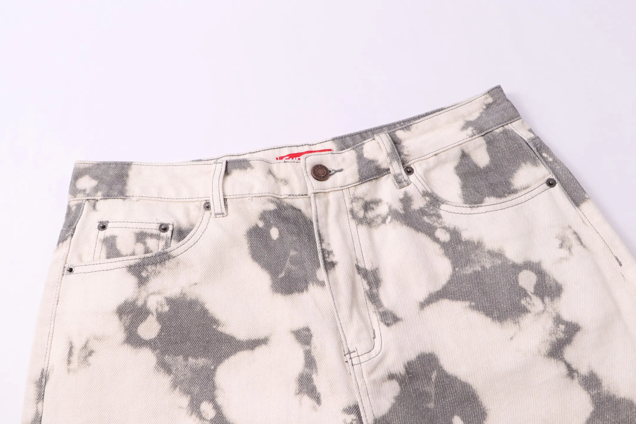 P240 model number: H71 Supreme & SS25 Paris Fashion Opening Season Cream Camouflage Small Embroidery🪡 Embroidered Color Jeans. Styles with different wash textures are very friendly to people with thin legs and thick legs. The slightly flared version is very flattering to the leg shape. The moderate length is timeless and easy to match. It is the basic styling foundation for various styles. It is a must-have in the wardrobe! The fabric is stiff but also makes the upper body soft without losing texture. The washing process is even more perfect. It is a must-have item for everyone! ! ! Washed wheat, hang tag, pants label, three labels complete Size: 30-32-34-36 Color: original color