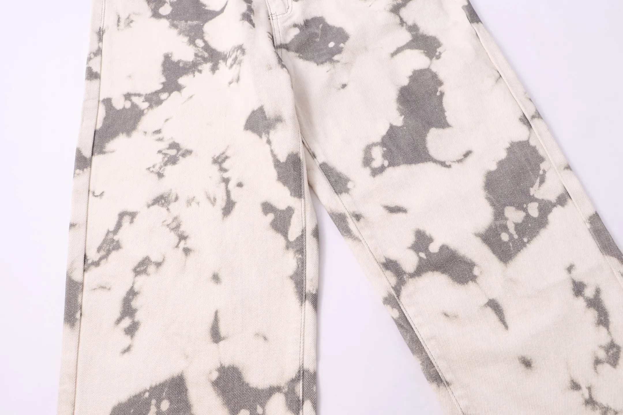 P240 model number: H71 Supreme & SS25 Paris Fashion Opening Season Cream Camouflage Small Embroidery🪡 Embroidered Color Jeans. Styles with different wash textures are very friendly to people with thin legs and thick legs. The slightly flared version is very flattering to the leg shape. The moderate length is timeless and easy to match. It is the basic styling foundation for various styles. It is a must-have in the wardrobe! The fabric is stiff but also makes the upper body soft without losing texture. The washing process is even more perfect. It is a must-have item for everyone! ! ! Washed wheat, hang tag, pants label, three labels complete Size: 30-32-34-36 Color: original color