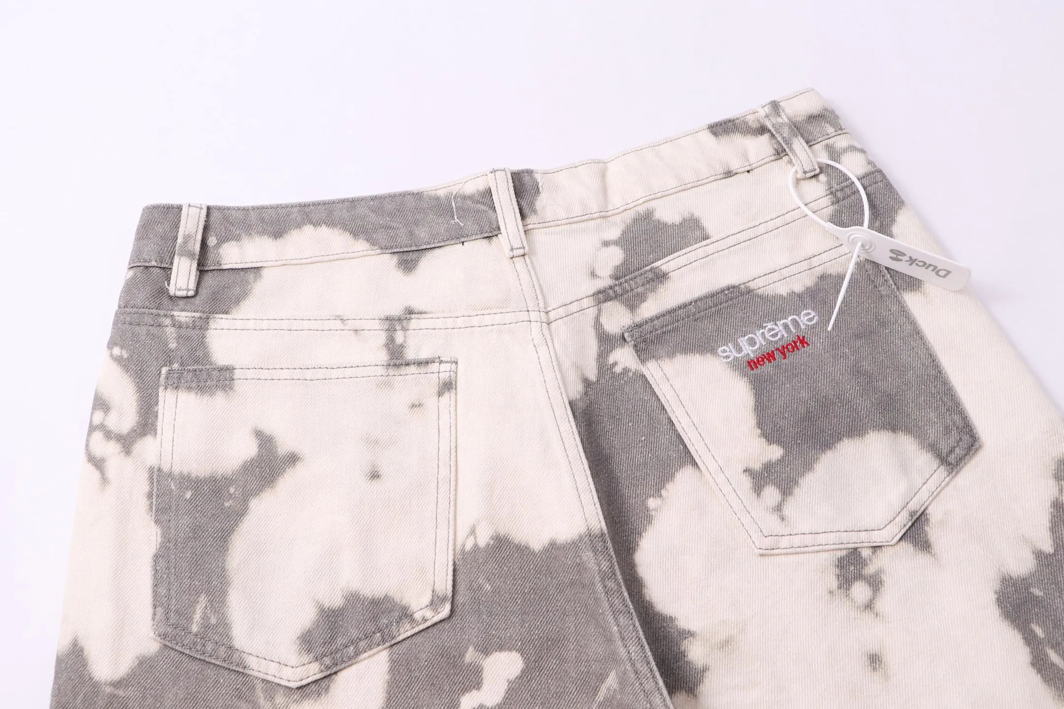 P240 model number: H71 Supreme & SS25 Paris Fashion Opening Season Cream Camouflage Small Embroidery🪡 Embroidered Color Jeans. Styles with different wash textures are very friendly to people with thin legs and thick legs. The slightly flared version is very flattering to the leg shape. The moderate length is timeless and easy to match. It is the basic styling foundation for various styles. It is a must-have in the wardrobe! The fabric is stiff but also makes the upper body soft without losing texture. The washing process is even more perfect. It is a must-have item for everyone! ! ! Washed wheat, hang tag, pants label, three labels complete Size: 30-32-34-36 Color: original color