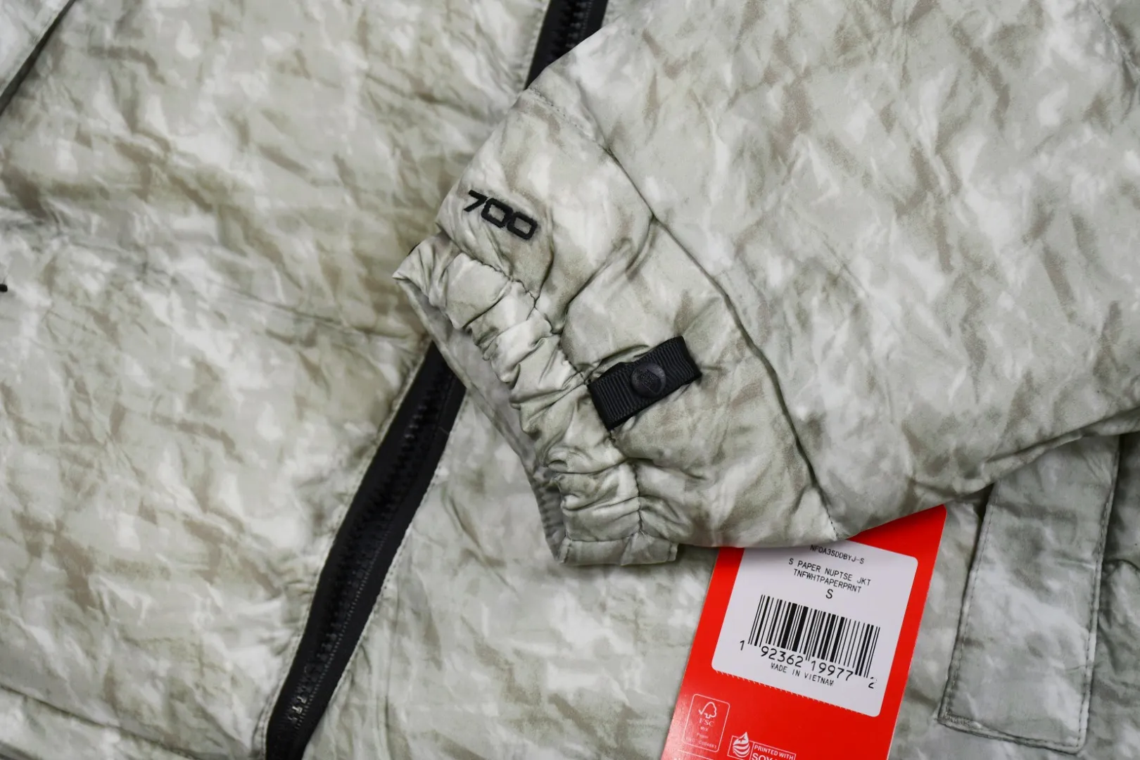 🅿️680 MX28# Exclusive quality tested version Supreme FW19 The North Face Paper Print Nuptse North Face Wrinkle Paper Down Jacket Fabric: The fabric production process is completely compared to ZP. It uses 400T nylon 0.05×0.05 dark grid fabric. The hat shoulders and lining are made of the same fabric. This is consistent with ZP. Inner storage bag design The entire down jacket can be stored in a small bag for easy storage and portability Printing: Use the pattern of waste paper folds. Light gray with a little dark green. It is definitely not the off-white that is printed on the market. Down filling: 560 grams of national standard 90 white duck down is filled inside. Full warmth retention effect. 700 fill power. Invincible effect. ZP14000➕Purchase for printing. The only correct version on the market. All details are consistent with ZP. No changes have been made. Details are in place. Authentic quality. Full of sincerity. Reprinted pictures are sold. Size: S-XL